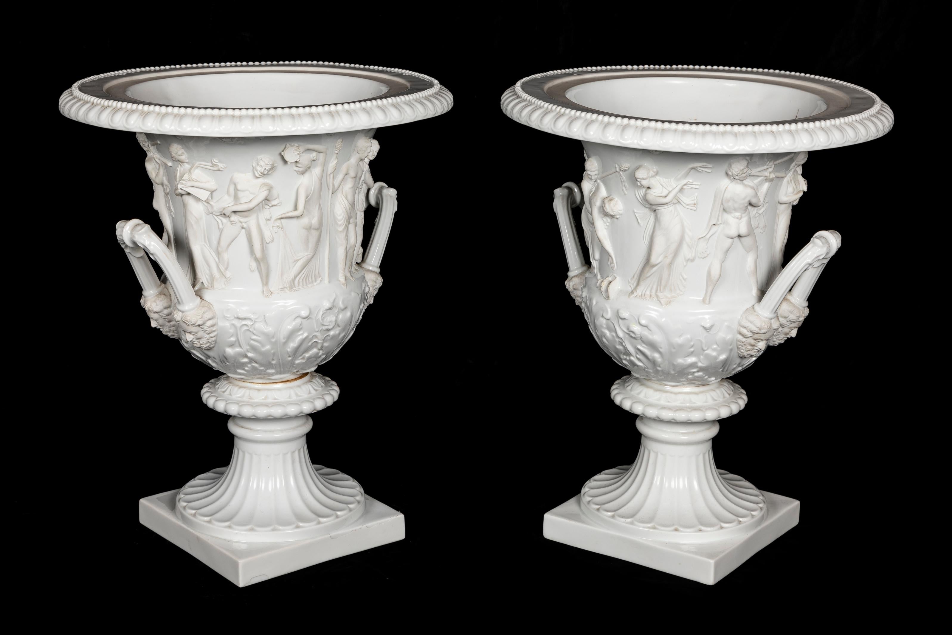 Pareja de Jarrones Krater Franceses Neoclásicos de Porcelana Bizcochada Blanca con Figuras Hecho a mano en venta