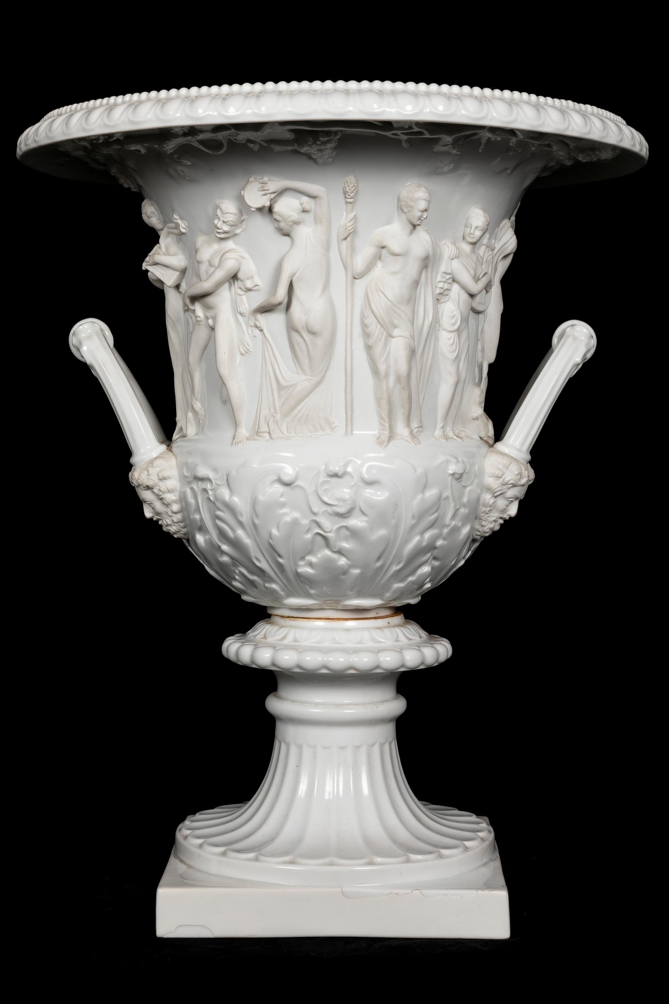 Pareja de Jarrones Krater Franceses Neoclásicos de Porcelana Bizcochada Blanca con Figuras en Bueno estado para la venta en New York, NY