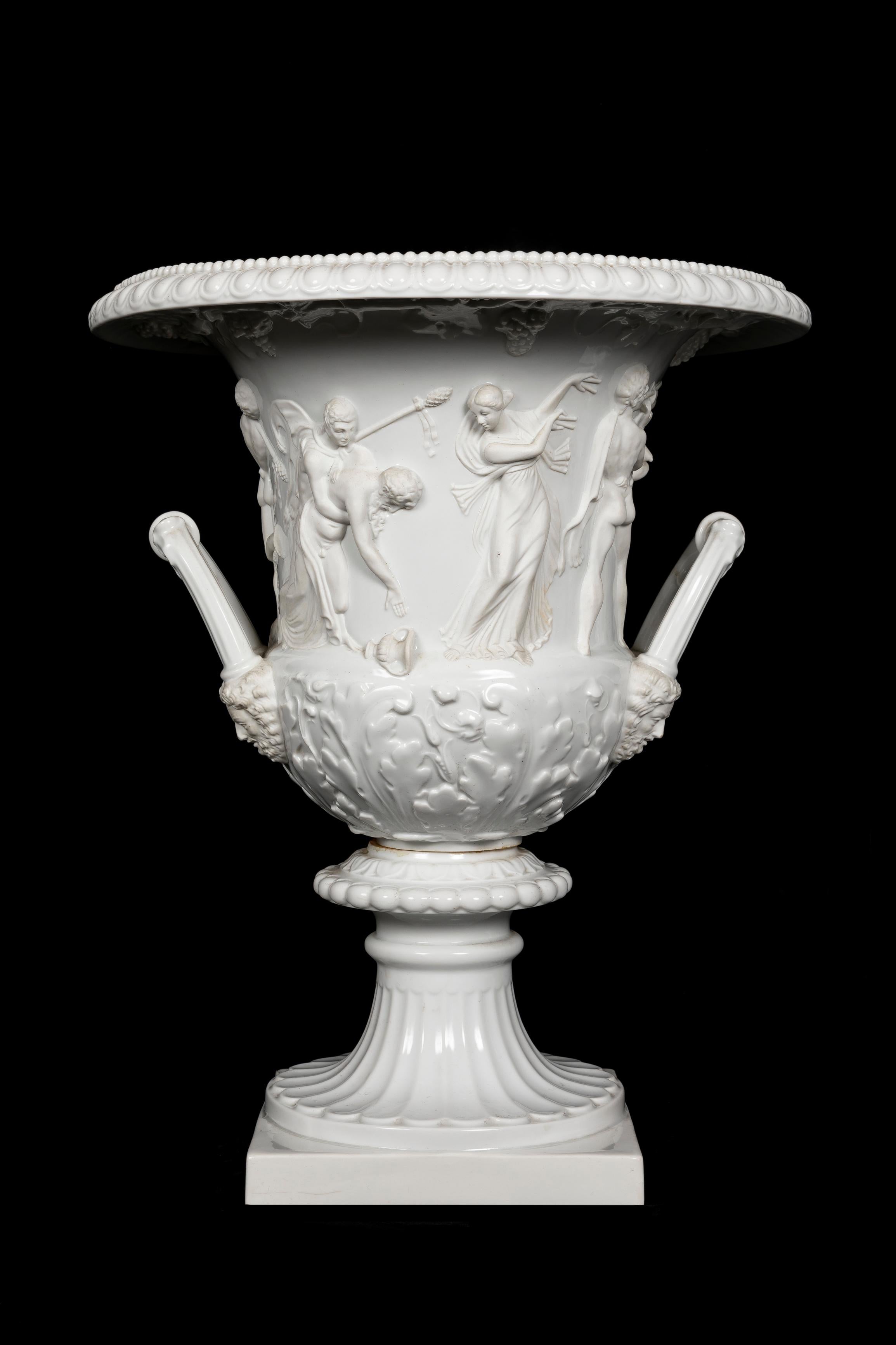 Pareja de Jarrones Krater Franceses Neoclásicos de Porcelana Bizcochada Blanca con Figuras siglo XIX en venta