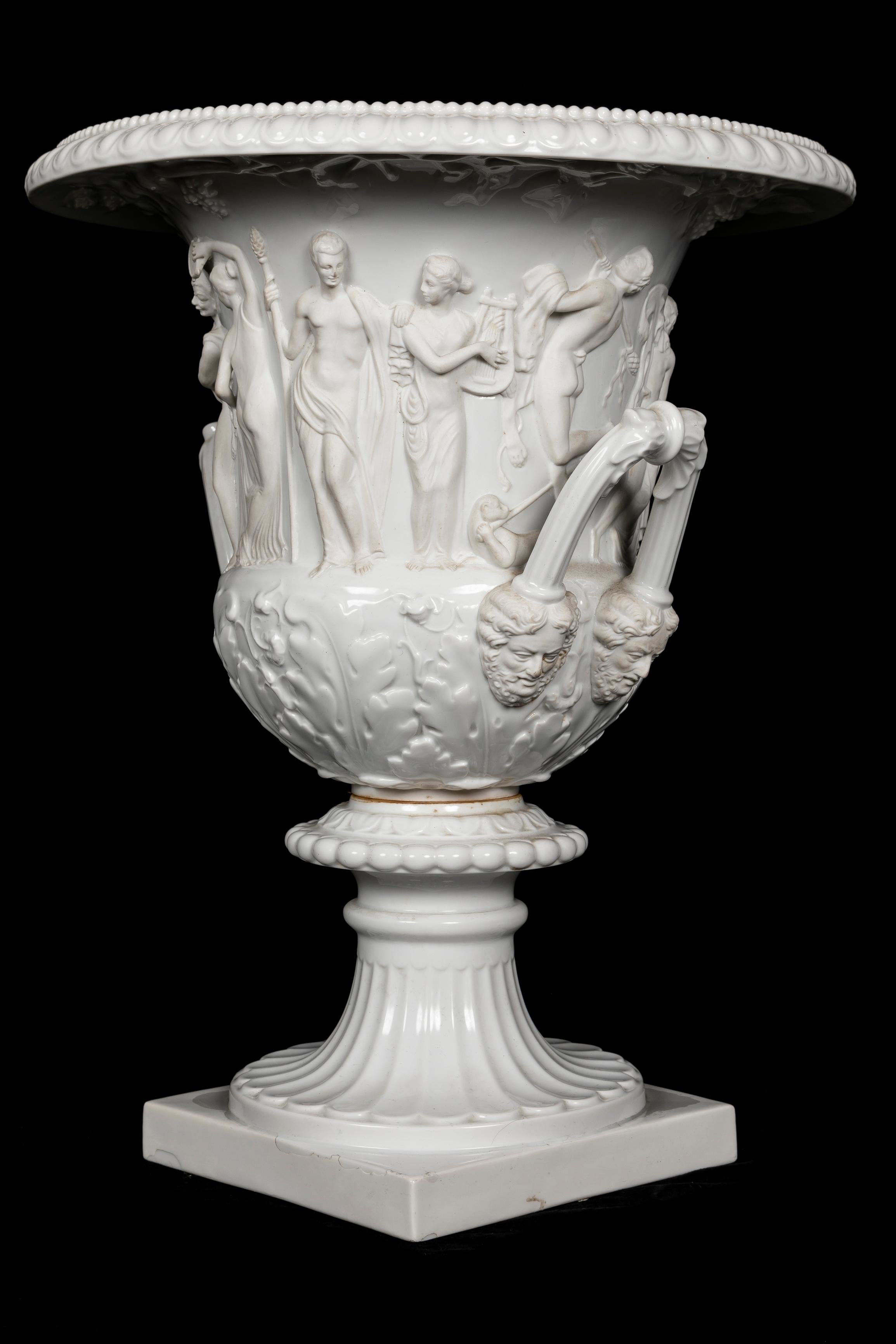 Pareja de Jarrones Krater Franceses Neoclásicos de Porcelana Bizcochada Blanca con Figuras en venta 1
