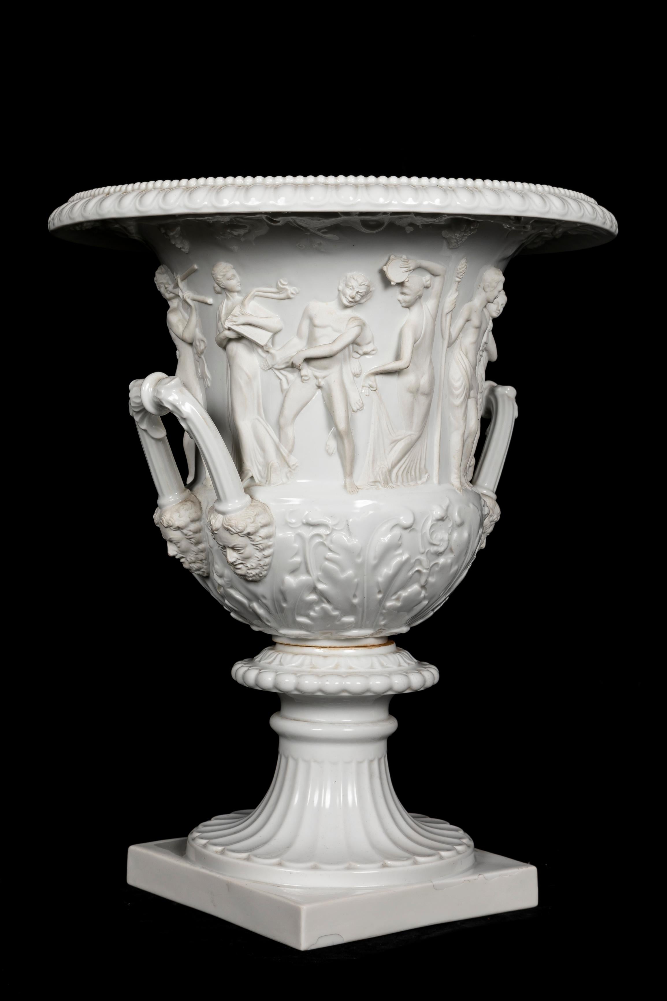Pareja de Jarrones Krater Franceses Neoclásicos de Porcelana Bizcochada Blanca con Figuras en venta 2