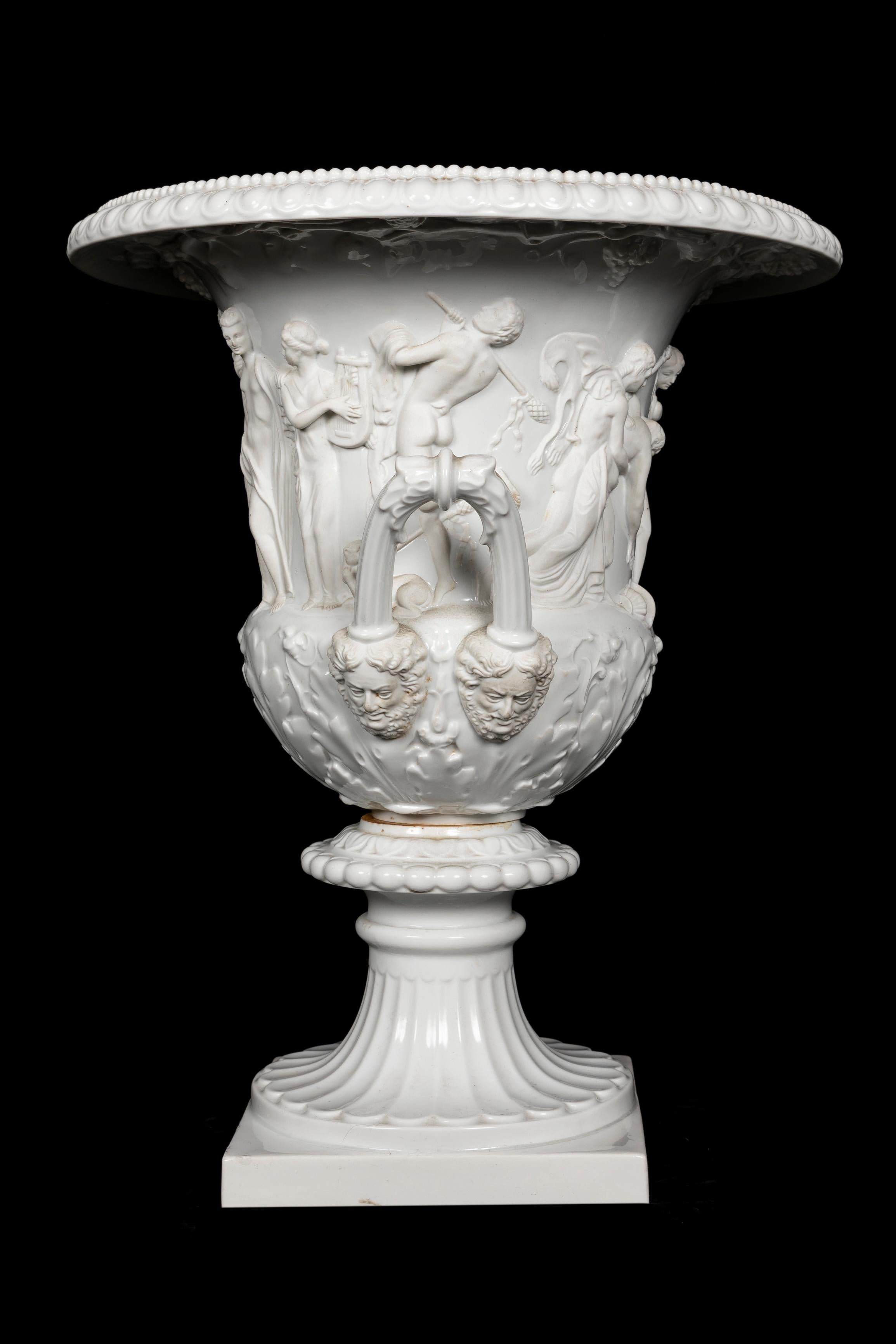 Pareja de Jarrones Krater Franceses Neoclásicos de Porcelana Bizcochada Blanca con Figuras en venta 3