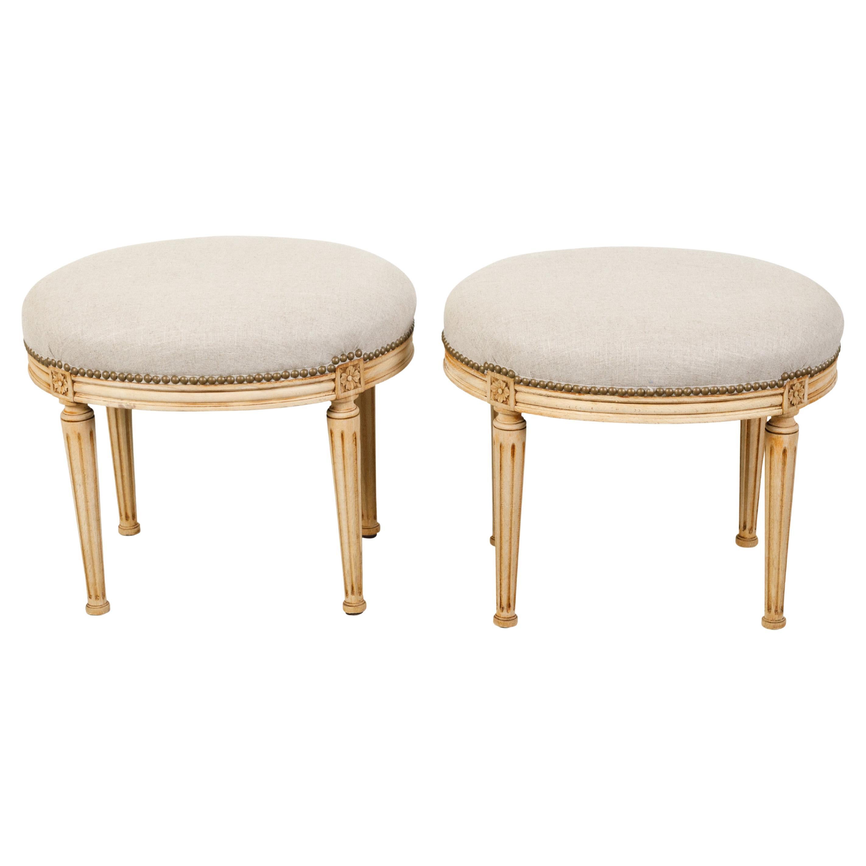 Pareja de Taburetes Franceses de Estilo Neoclásico de Madera Blanqueada con Tapicería Nueva
