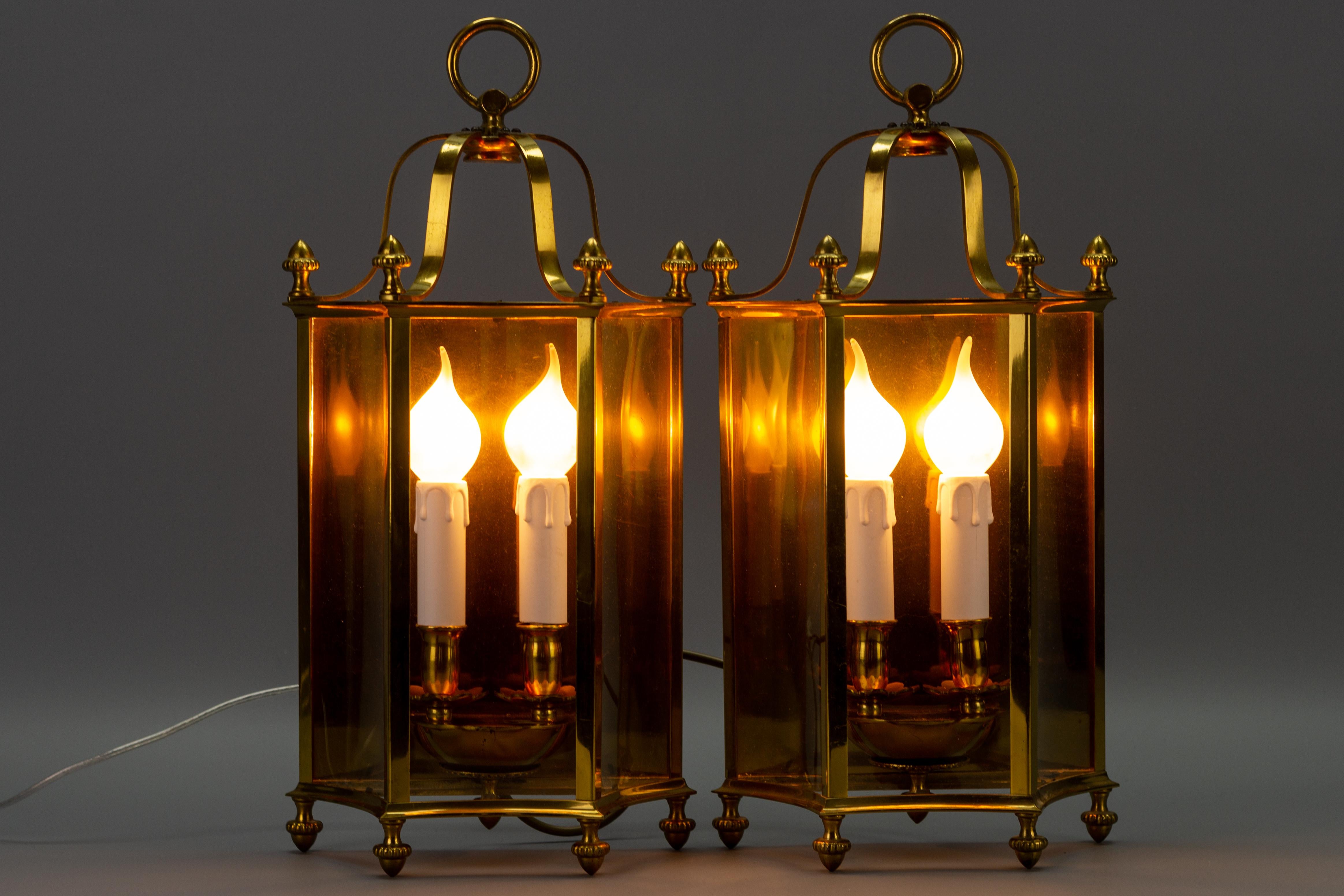 Néoclassique Paire de lanternes murales à deux lumières en laiton et verre de style néoclassique français en vente