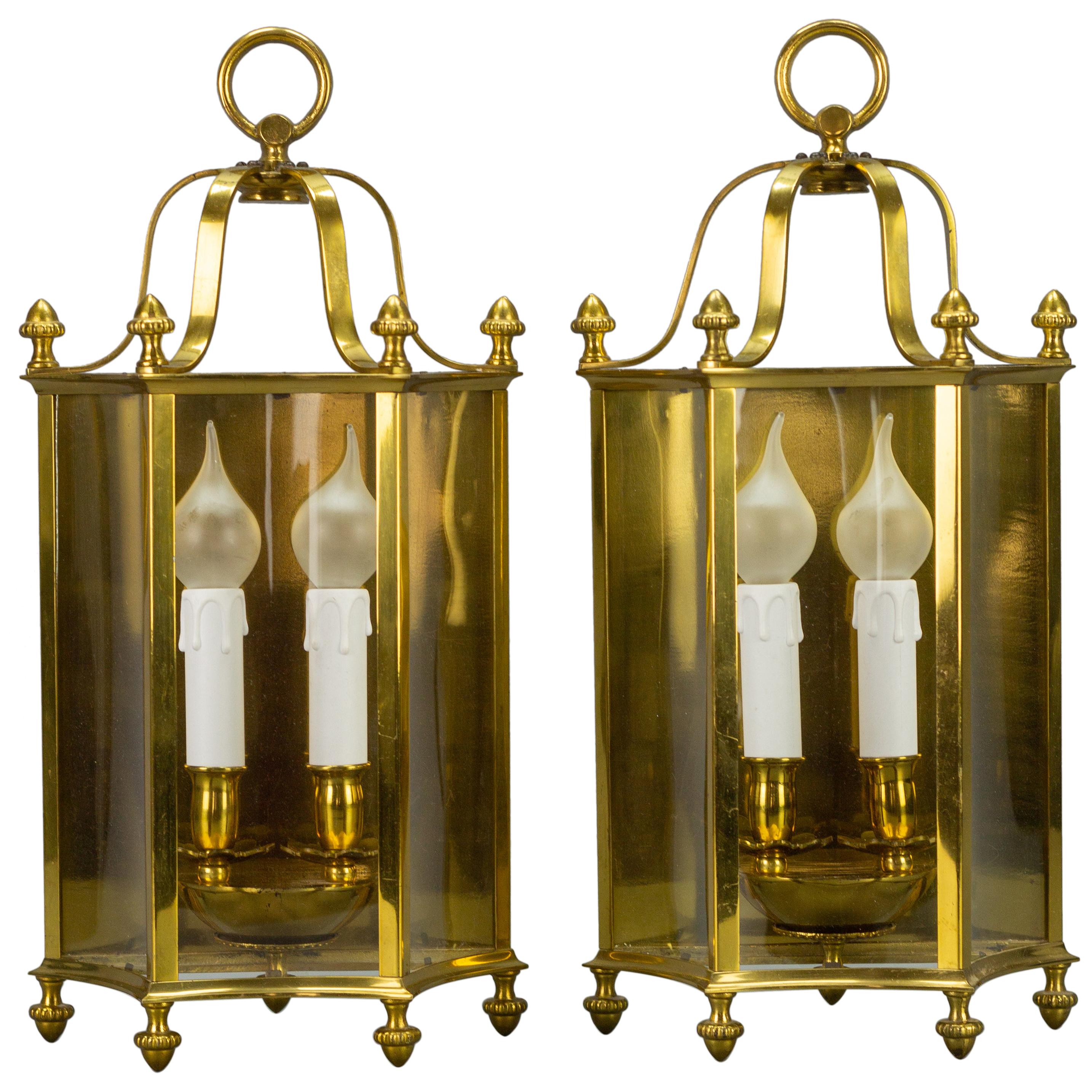 Coppia di lanterne da parete a due luci in stile neoclassico francese in ottone e vetro