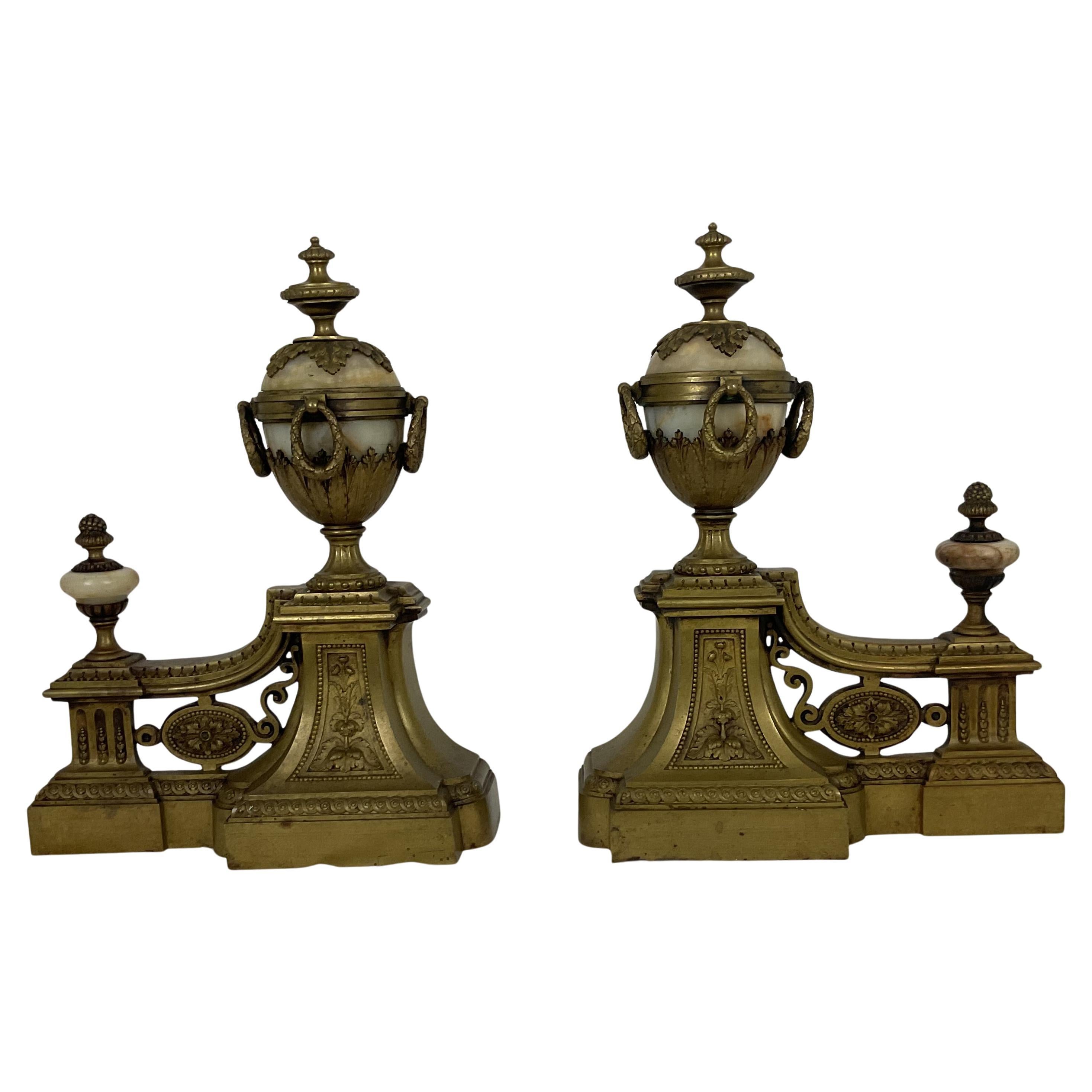Coppia di androni francesi in stile neoclassico in bronzo con terminali a urna e onice