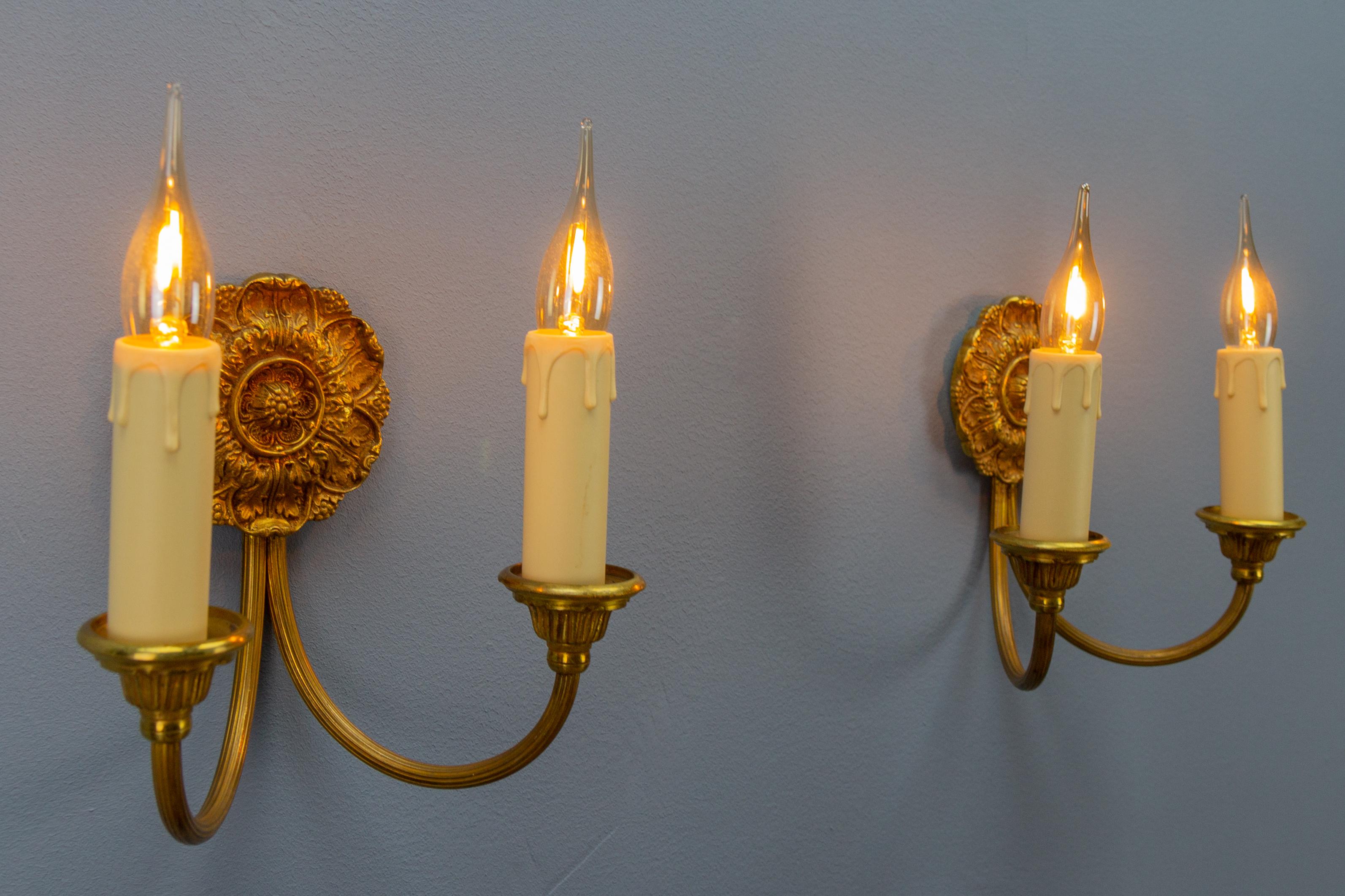 Early 20th Century Pair of French Neoclassical Style Bronze Twin Arm Sconces, ca 1920 For Sale