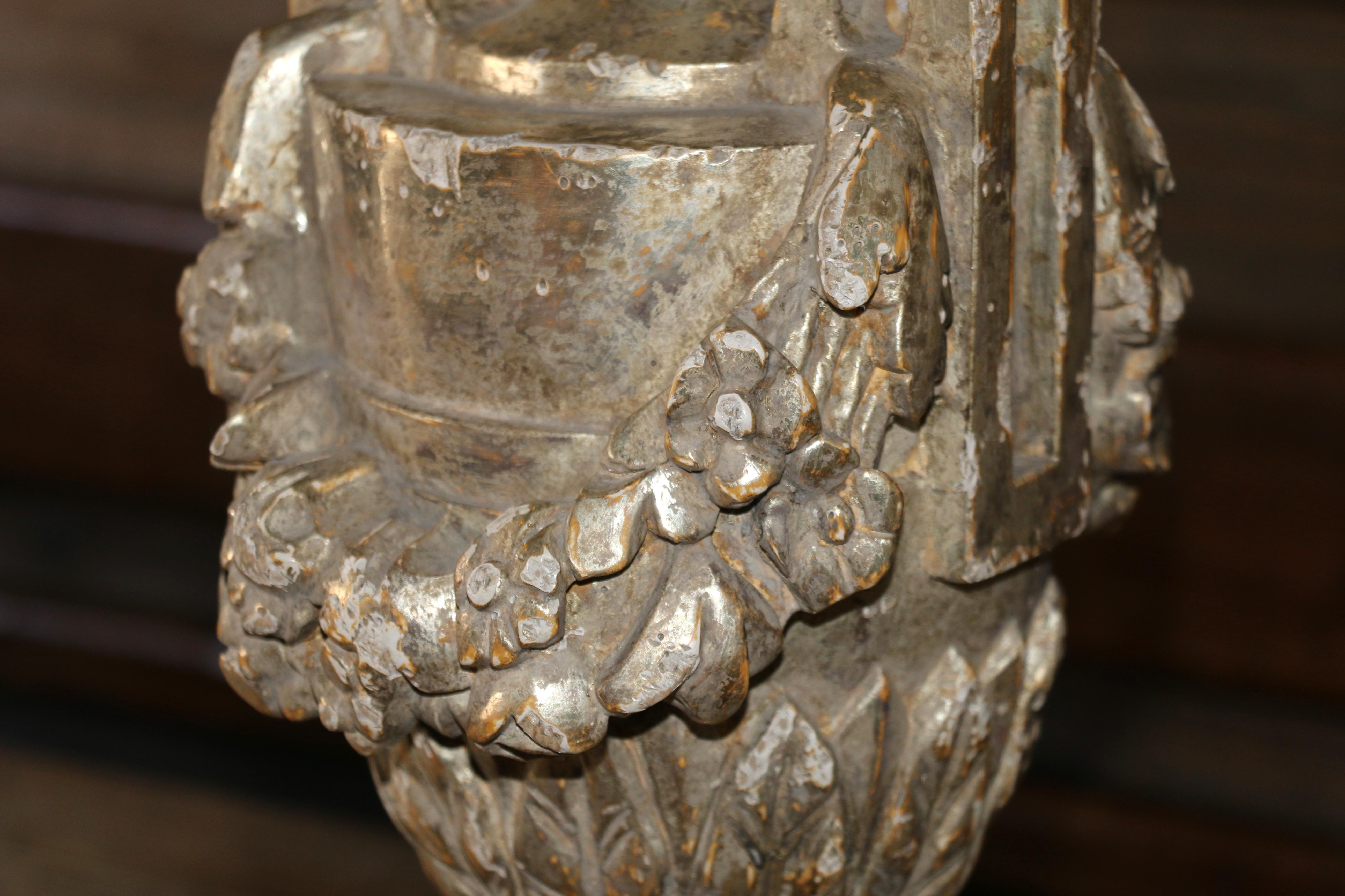 Coppia di lampade da tavolo a urna in stile neoclassico francese in argento intagliato e legno dorato in vendita 3