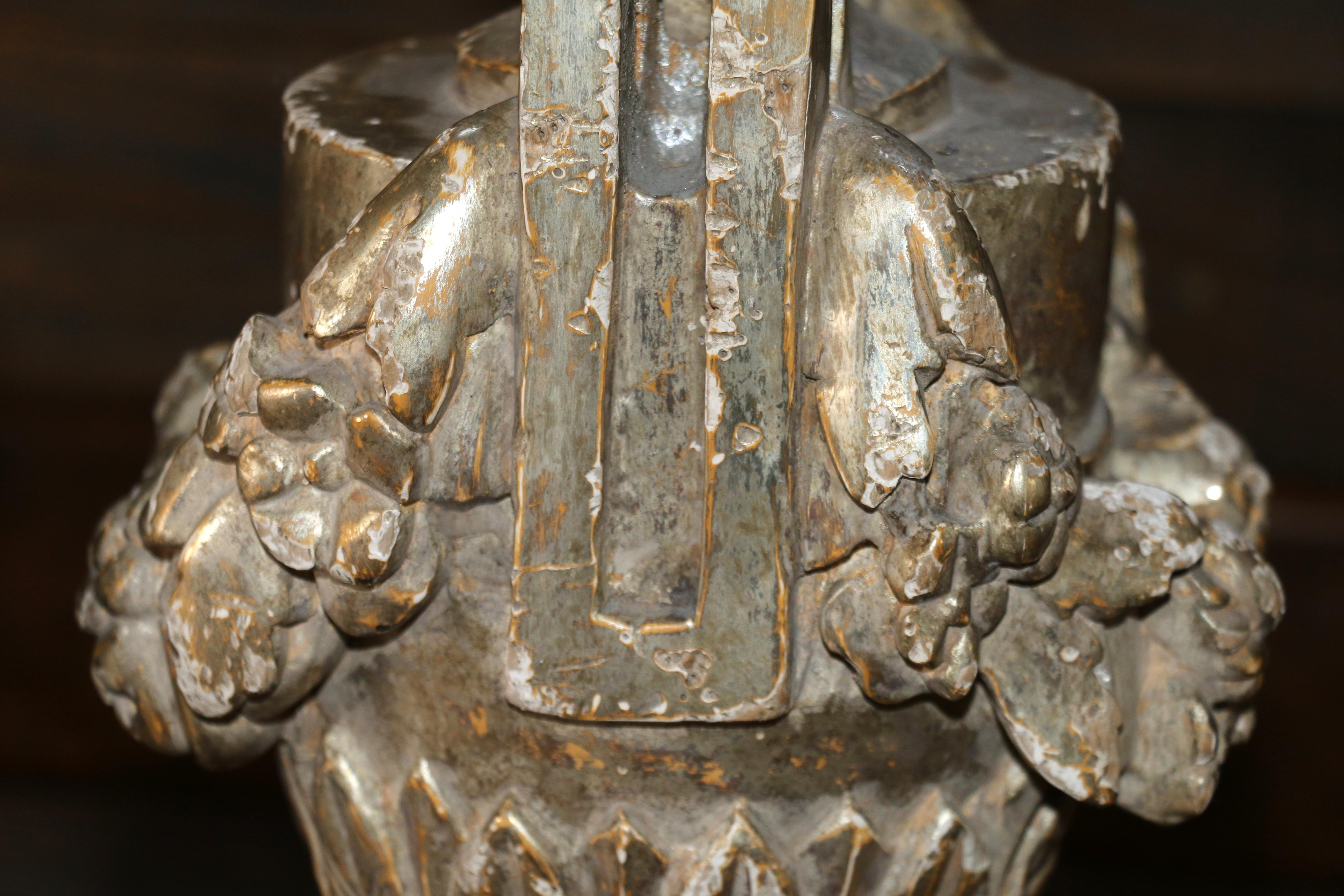 Coppia di lampade da tavolo a urna in stile neoclassico francese in argento intagliato e legno dorato in vendita 4
