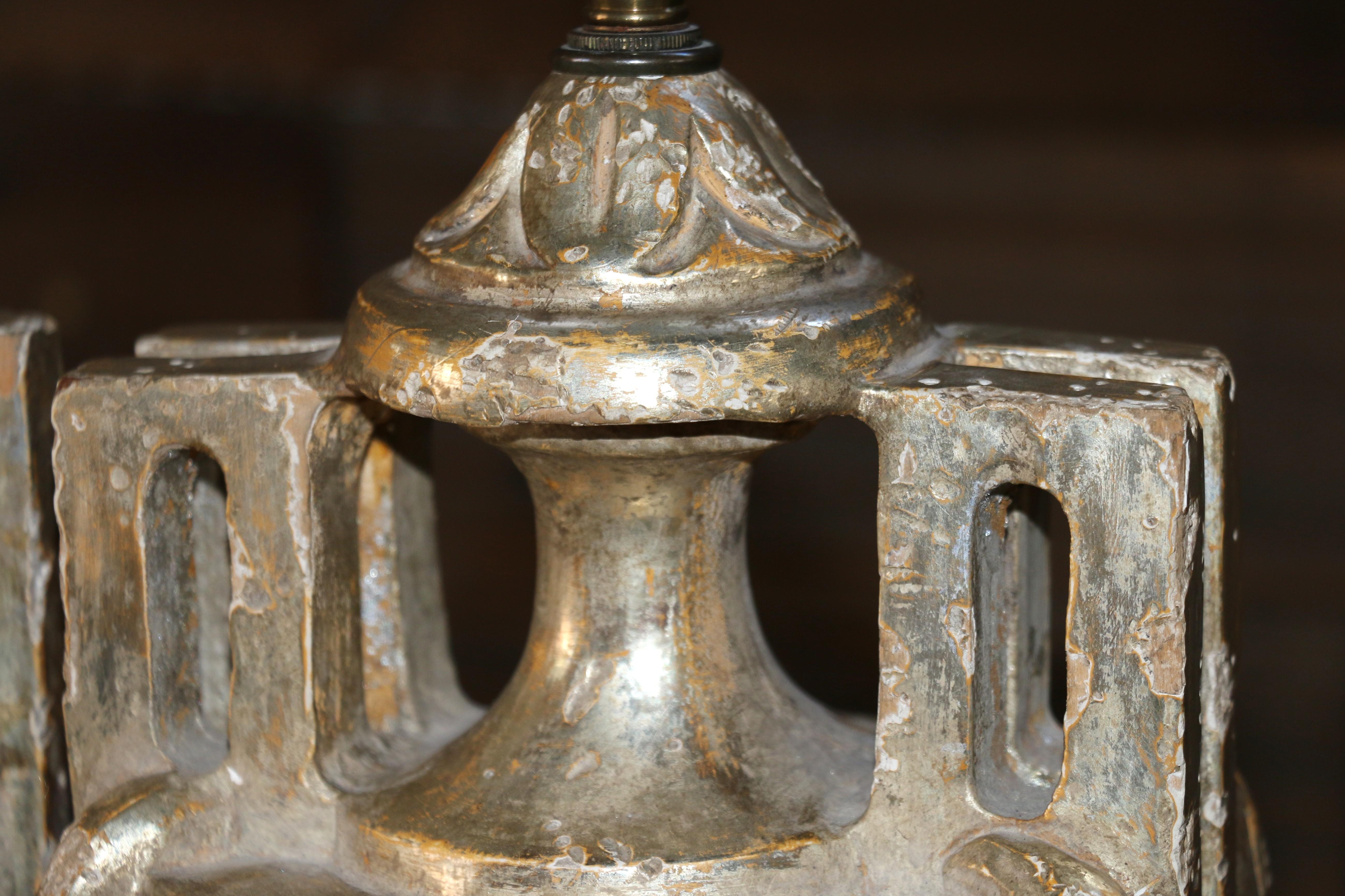 Coppia di lampade da tavolo a urna in stile neoclassico francese in argento intagliato e legno dorato in vendita 5