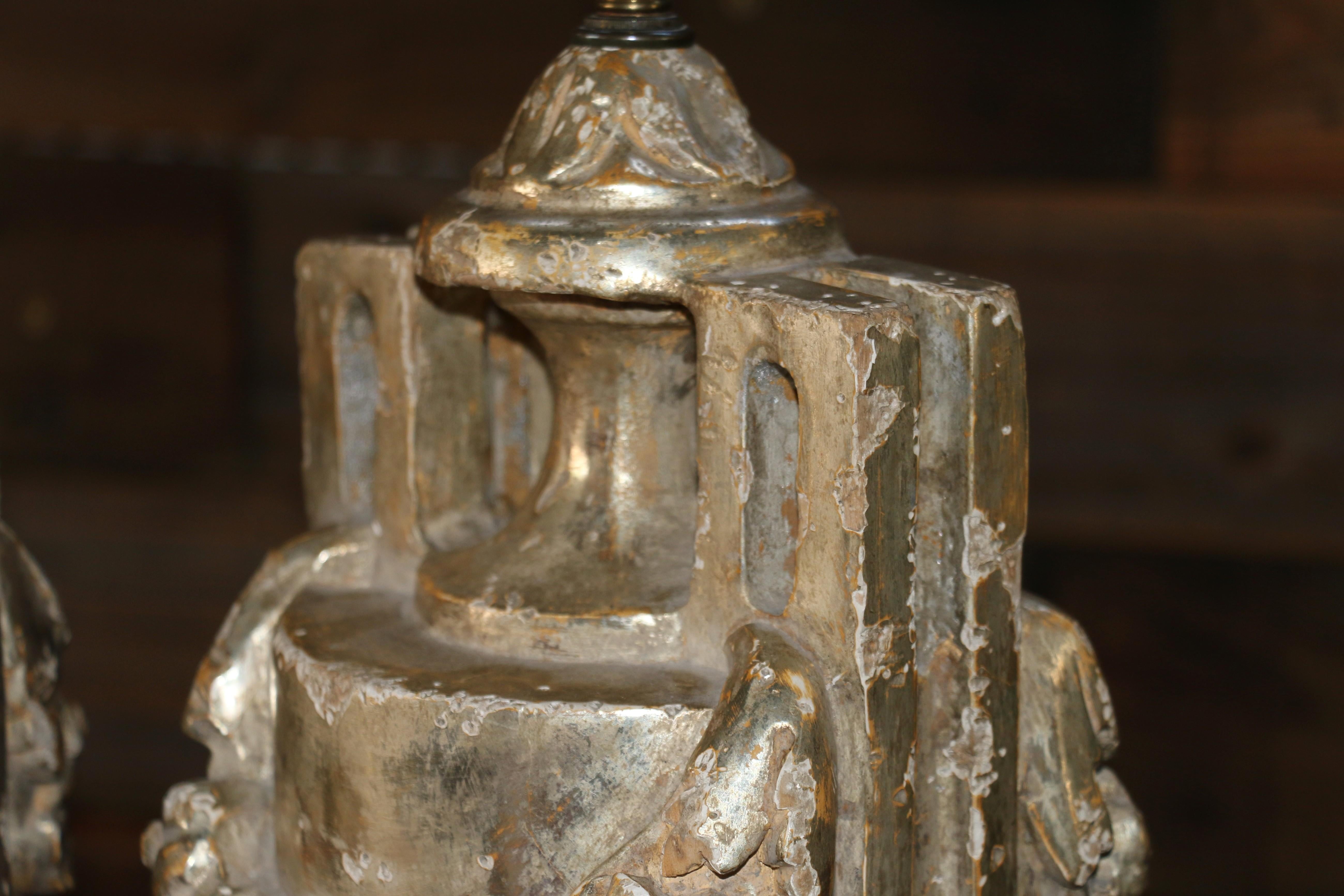 Coppia di lampade da tavolo a urna in stile neoclassico francese in argento intagliato e legno dorato in vendita 6