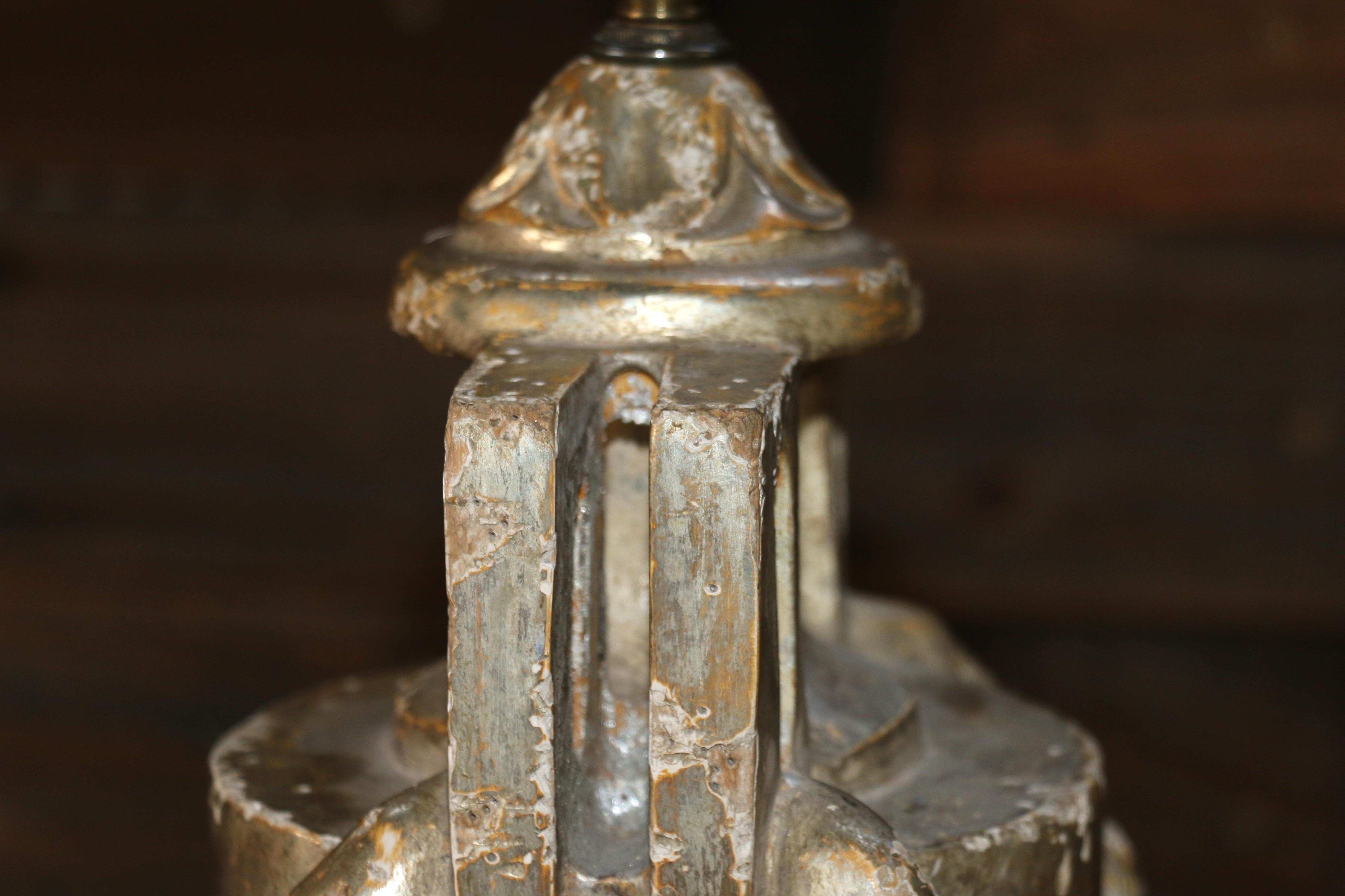 Coppia di lampade da tavolo a urna in stile neoclassico francese in argento intagliato e legno dorato in vendita 7
