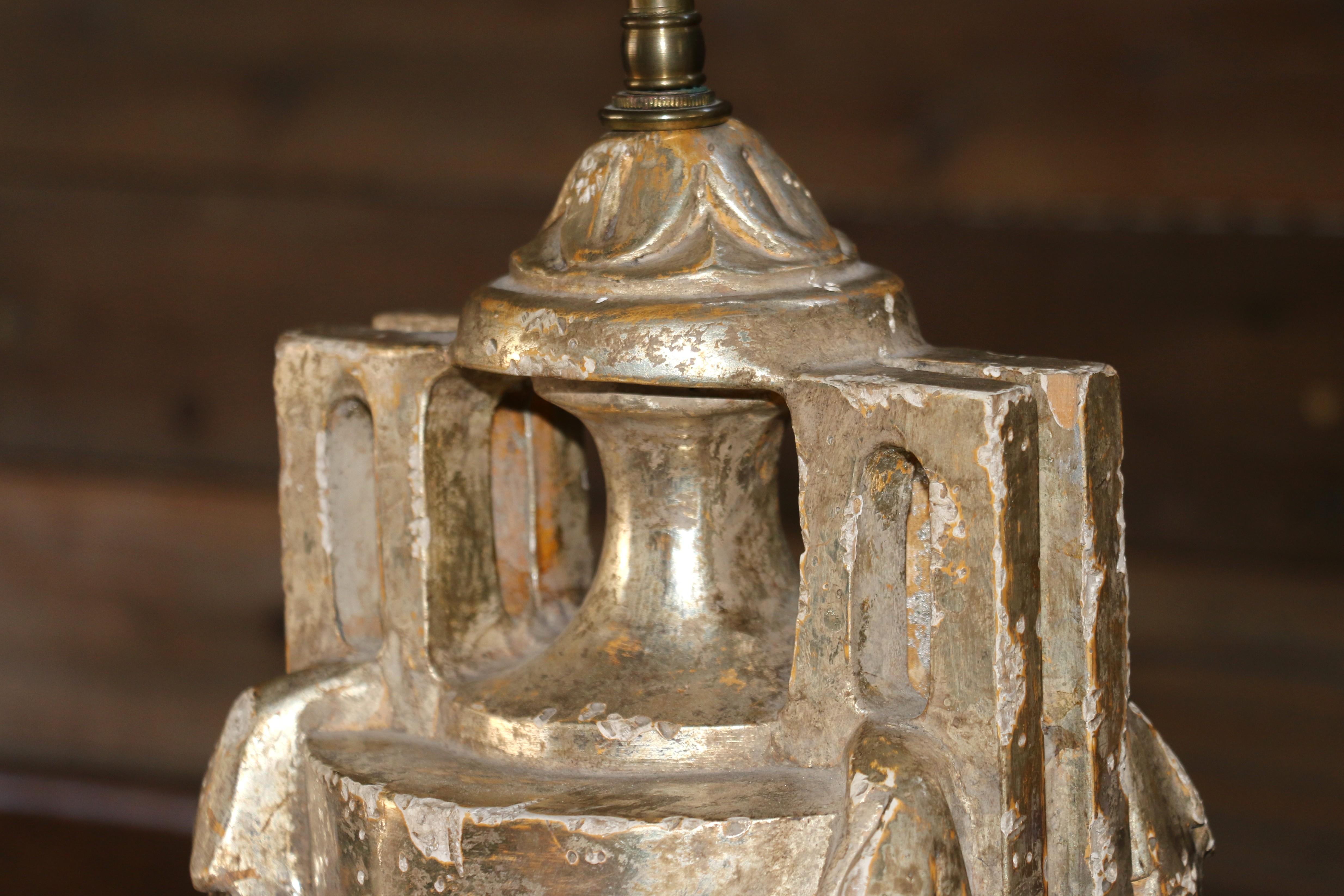 Coppia di lampade da tavolo a urna in stile neoclassico francese in argento intagliato e legno dorato in vendita 8