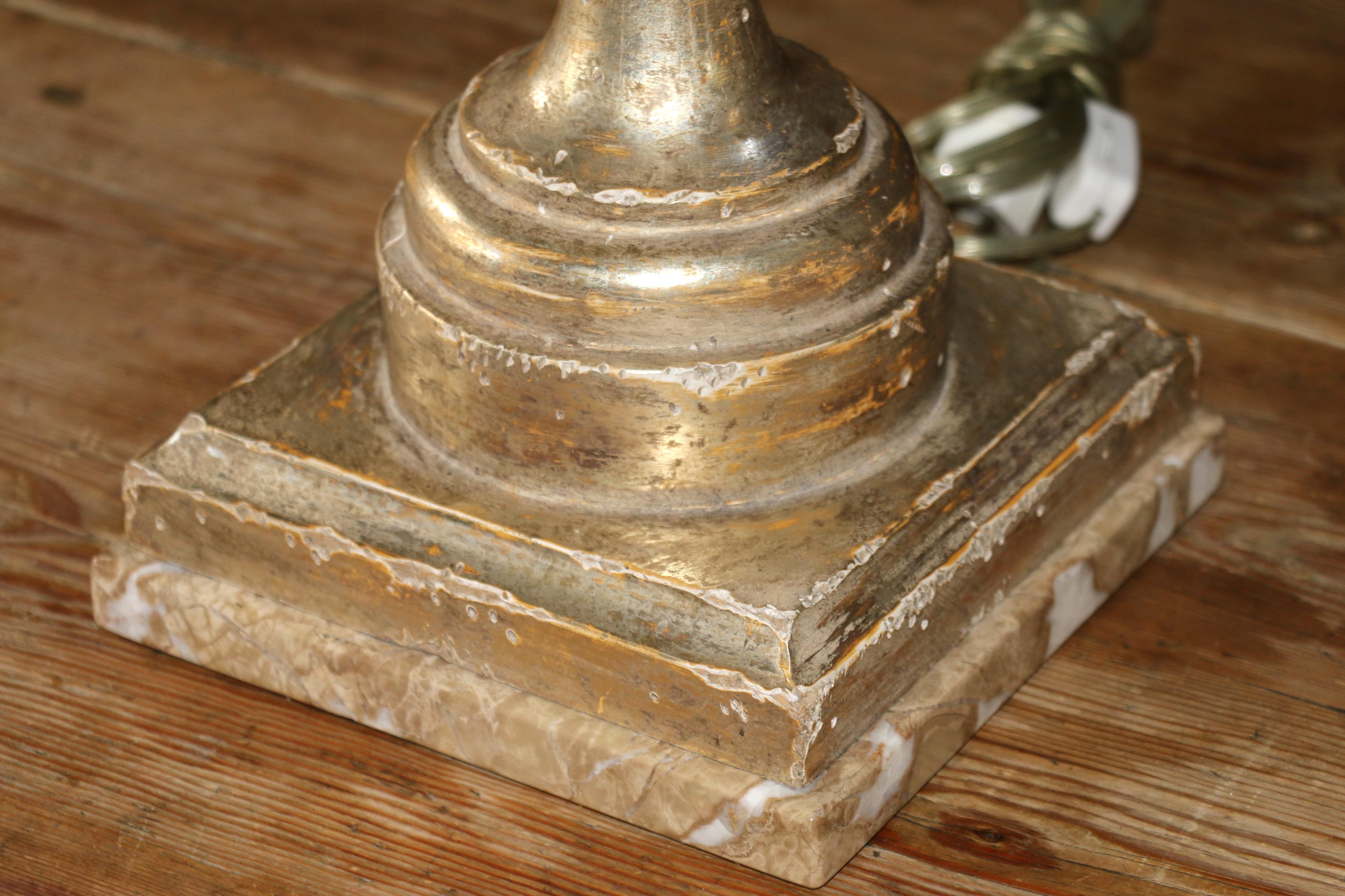 Coppia di lampade da tavolo a urna in stile neoclassico francese in argento intagliato e legno dorato in vendita 9