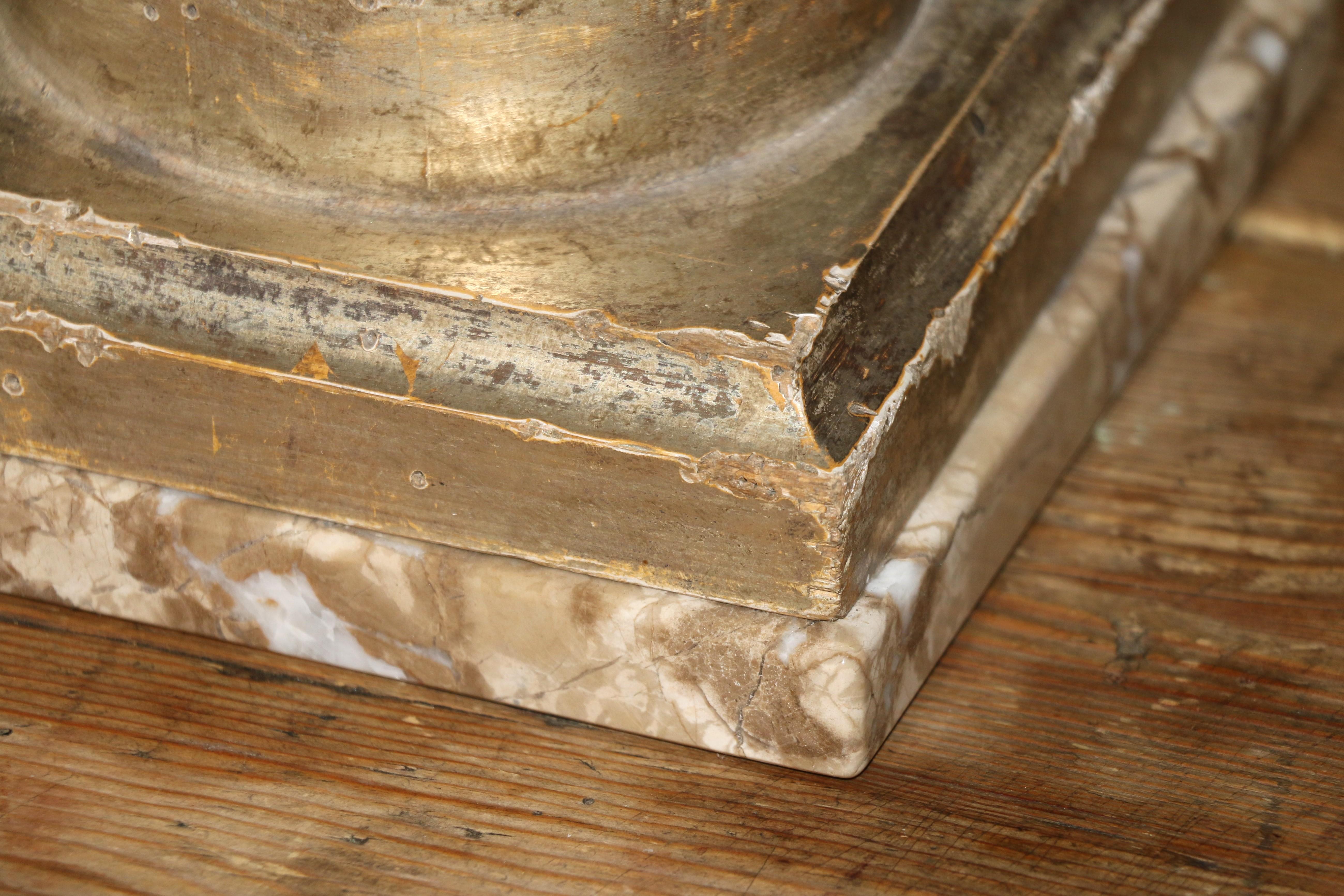 Coppia di lampade da tavolo a urna in stile neoclassico francese in argento intagliato e legno dorato in vendita 10