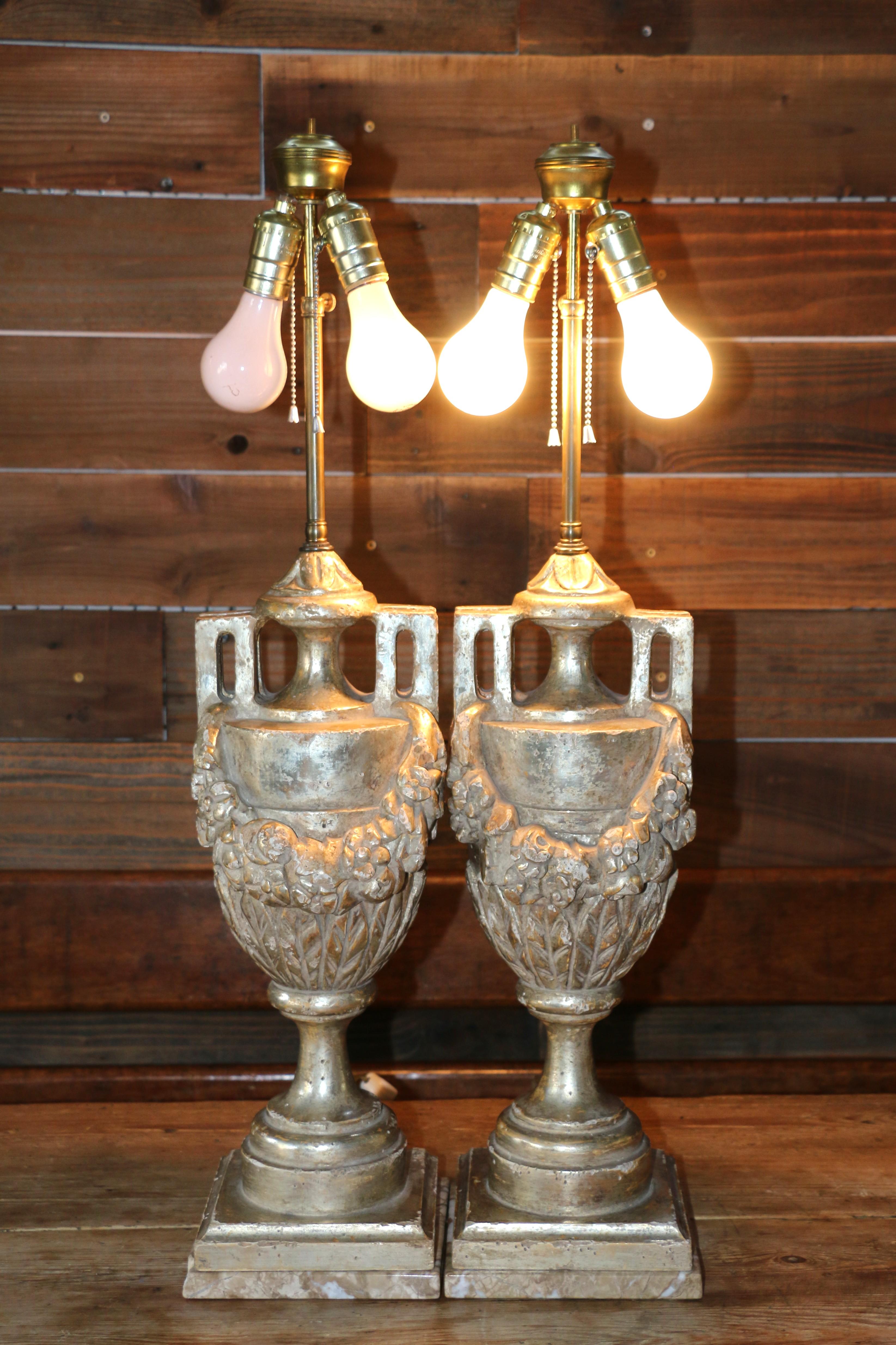 Coppia di lampade da tavolo a urna in stile neoclassico francese in argento intagliato e legno dorato in vendita 12
