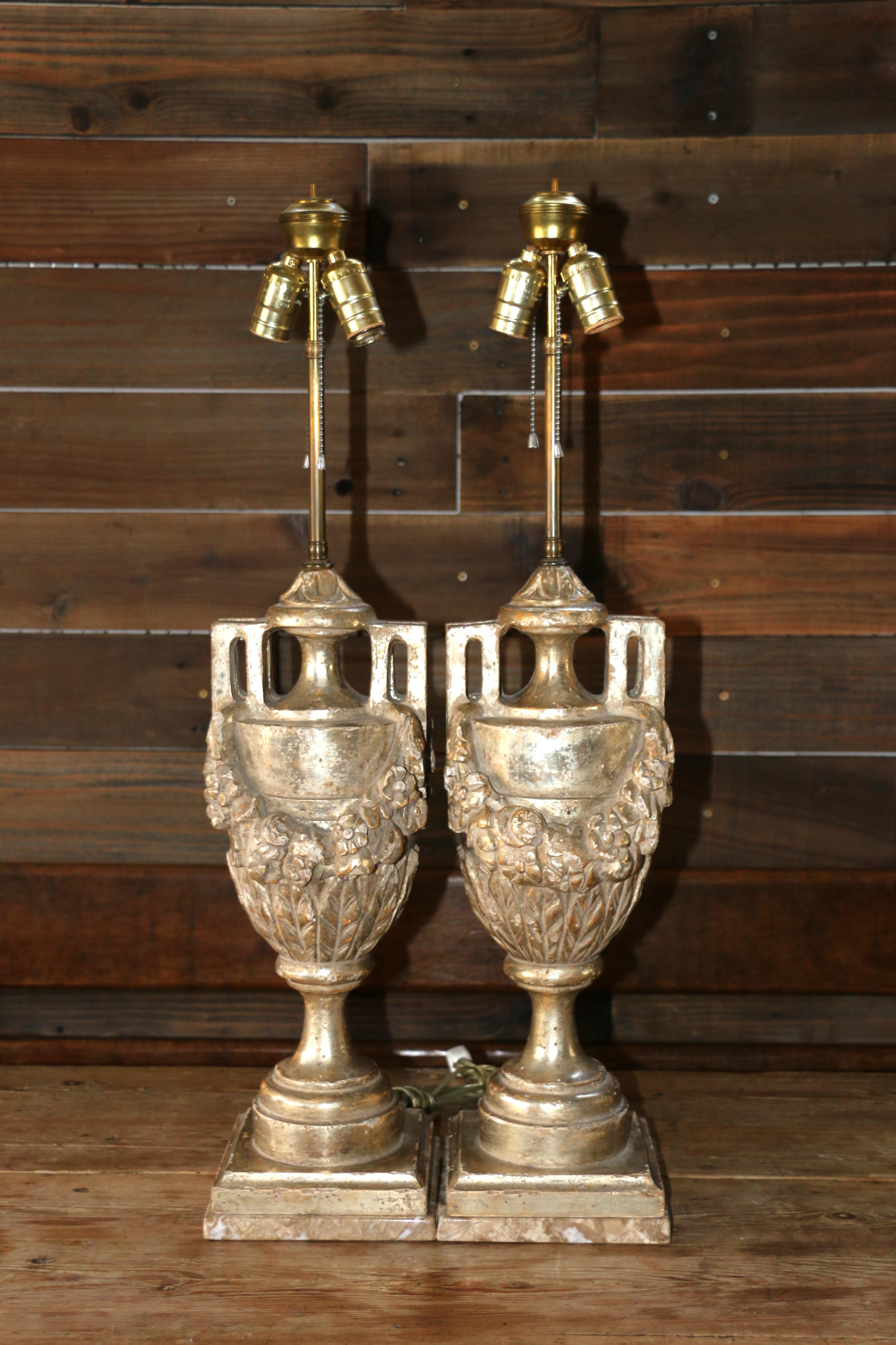 Neoclassico Coppia di lampade da tavolo a urna in stile neoclassico francese in argento intagliato e legno dorato in vendita