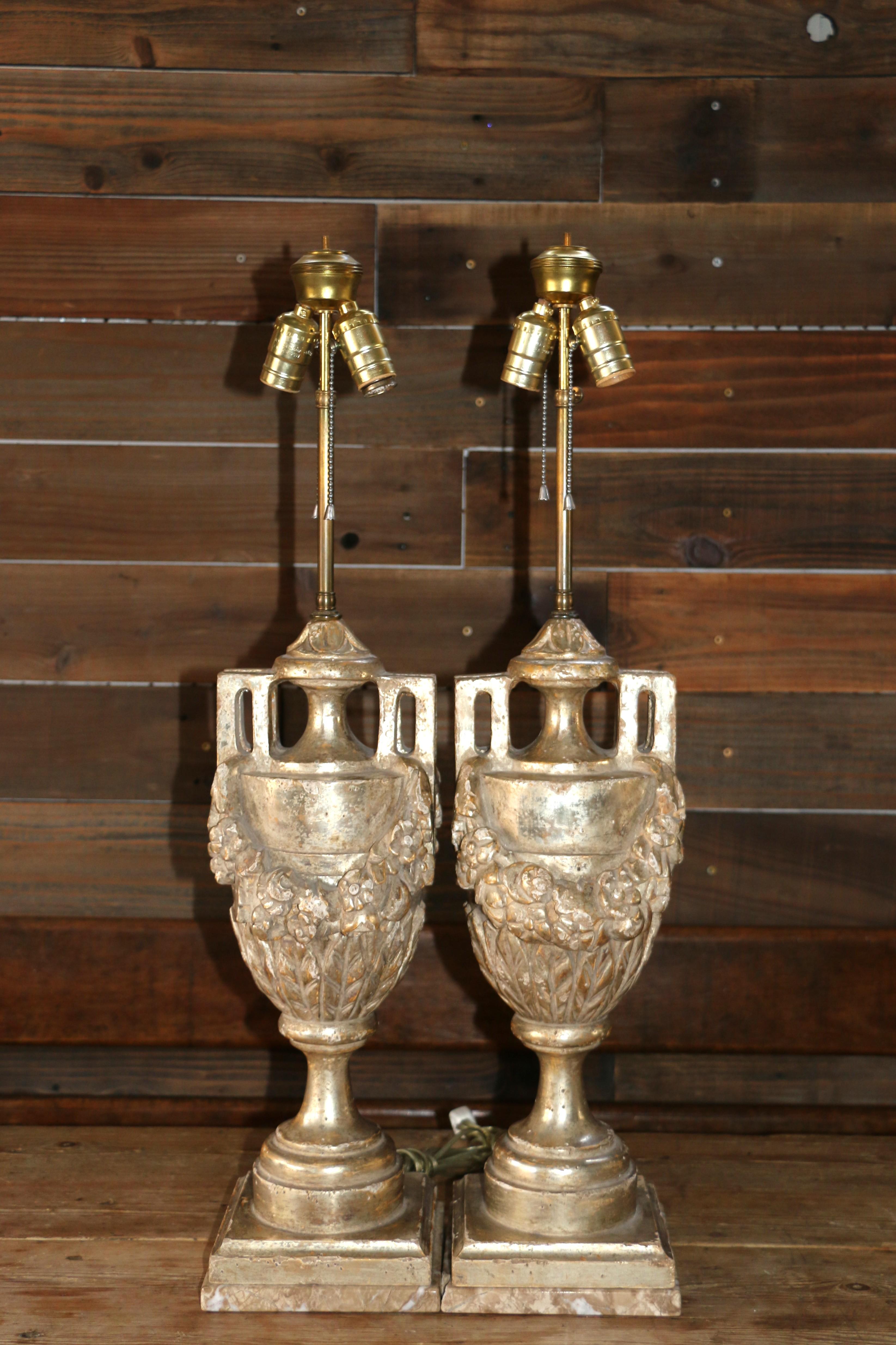 Francese Coppia di lampade da tavolo a urna in stile neoclassico francese in argento intagliato e legno dorato in vendita