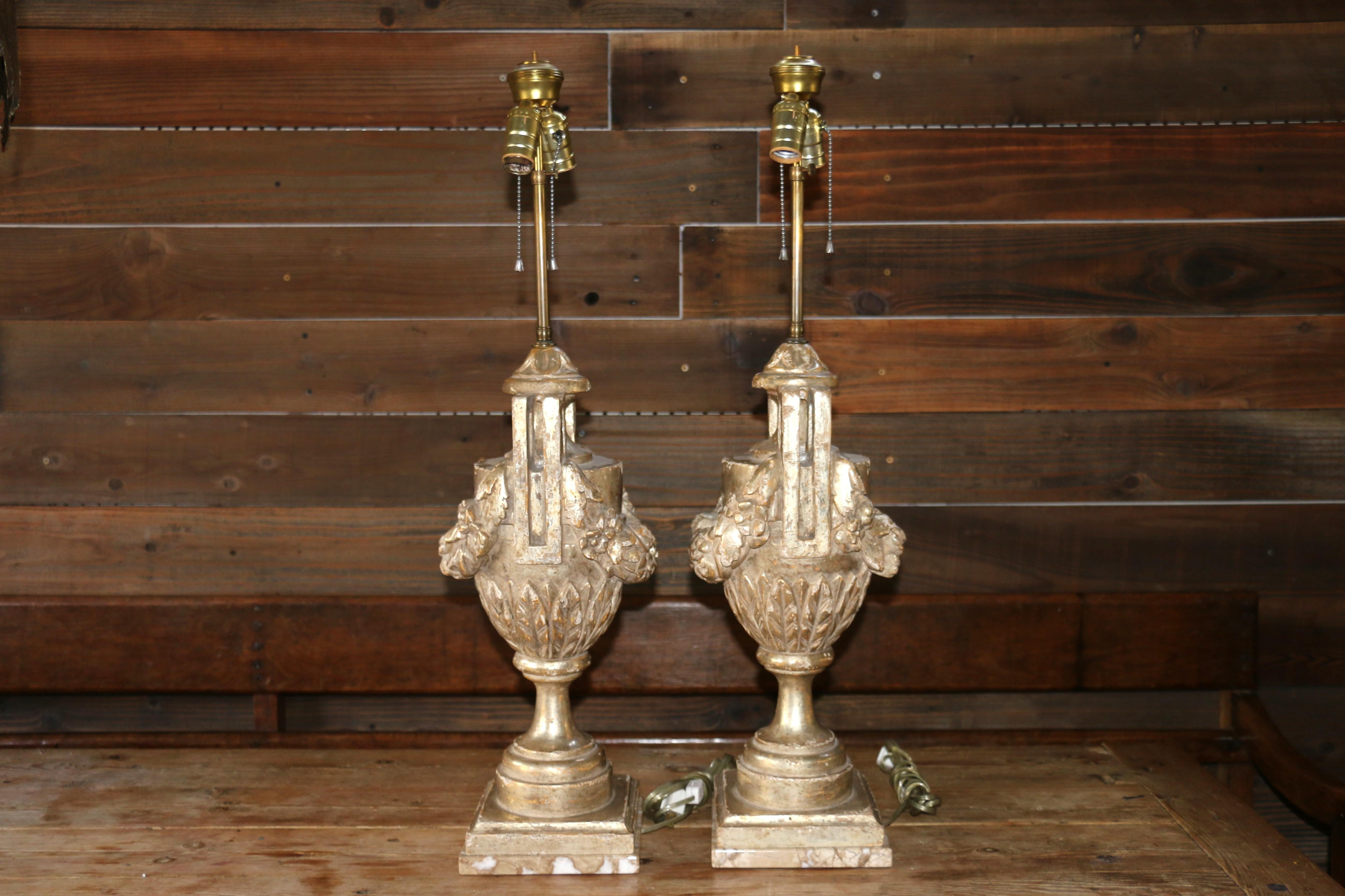 Coppia di lampade da tavolo a urna in stile neoclassico francese in argento intagliato e legno dorato In condizioni buone in vendita a North Hollywood, CA