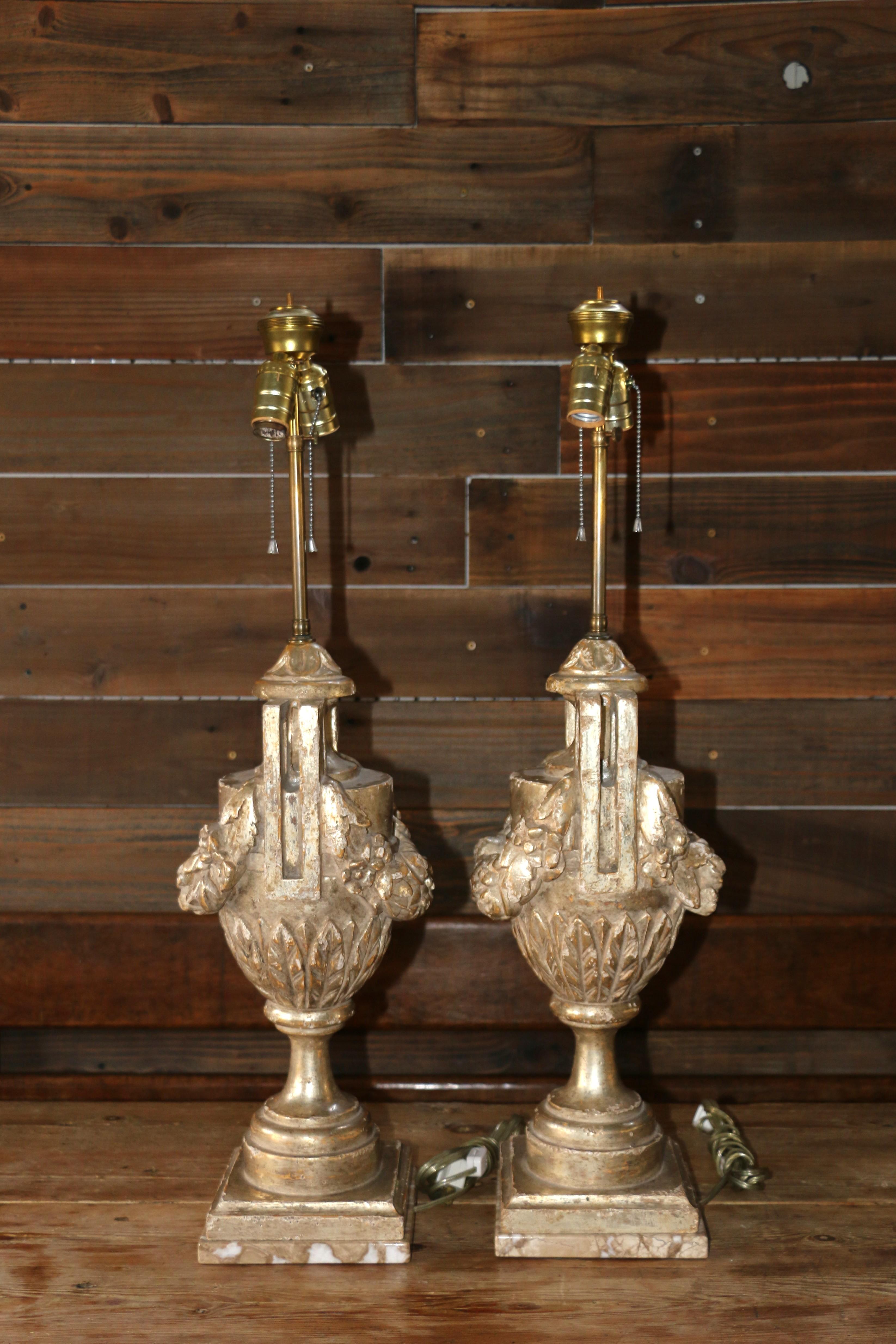 XX secolo Coppia di lampade da tavolo a urna in stile neoclassico francese in argento intagliato e legno dorato in vendita