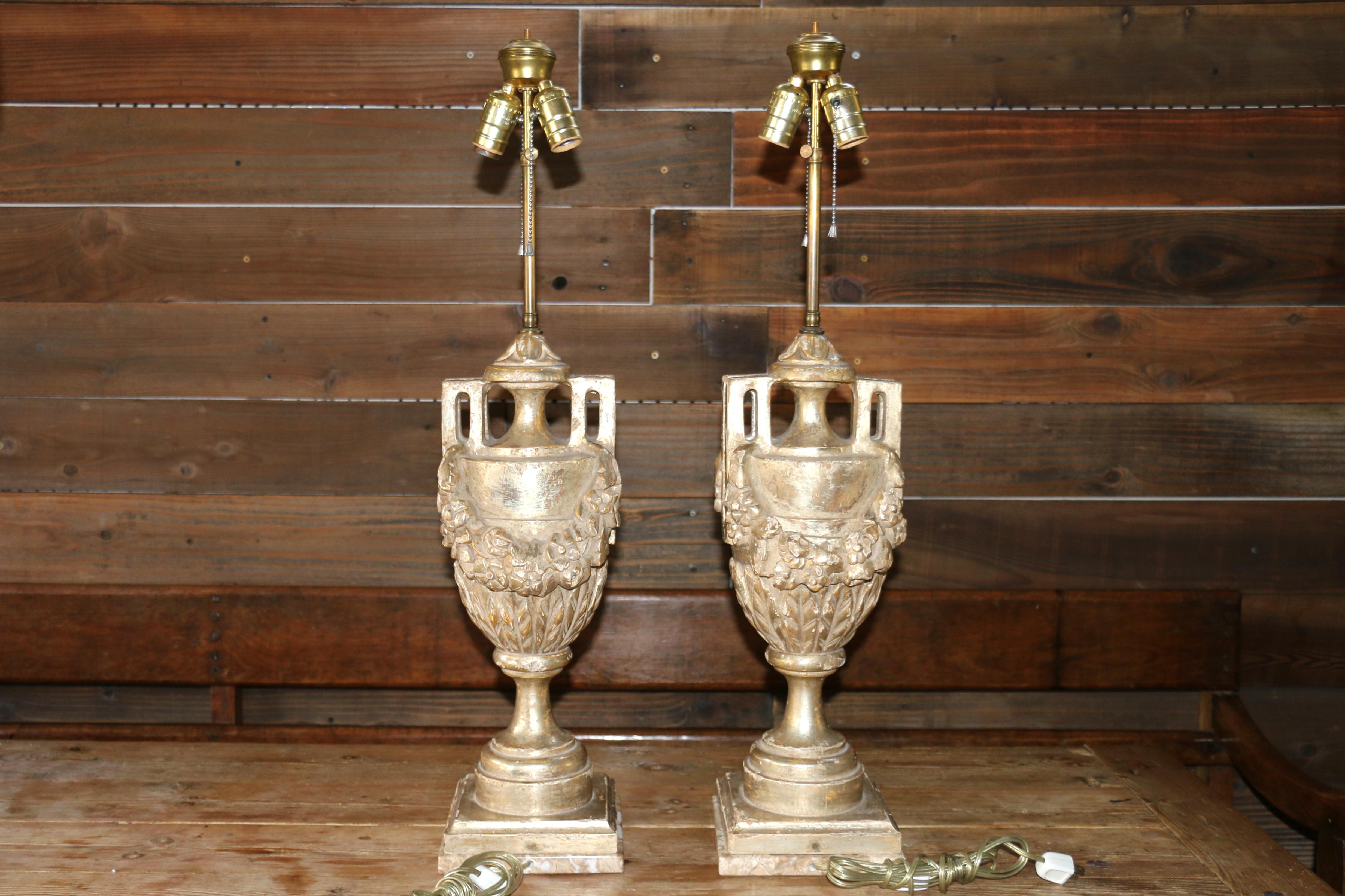 Foglia d’argento Coppia di lampade da tavolo a urna in stile neoclassico francese in argento intagliato e legno dorato in vendita