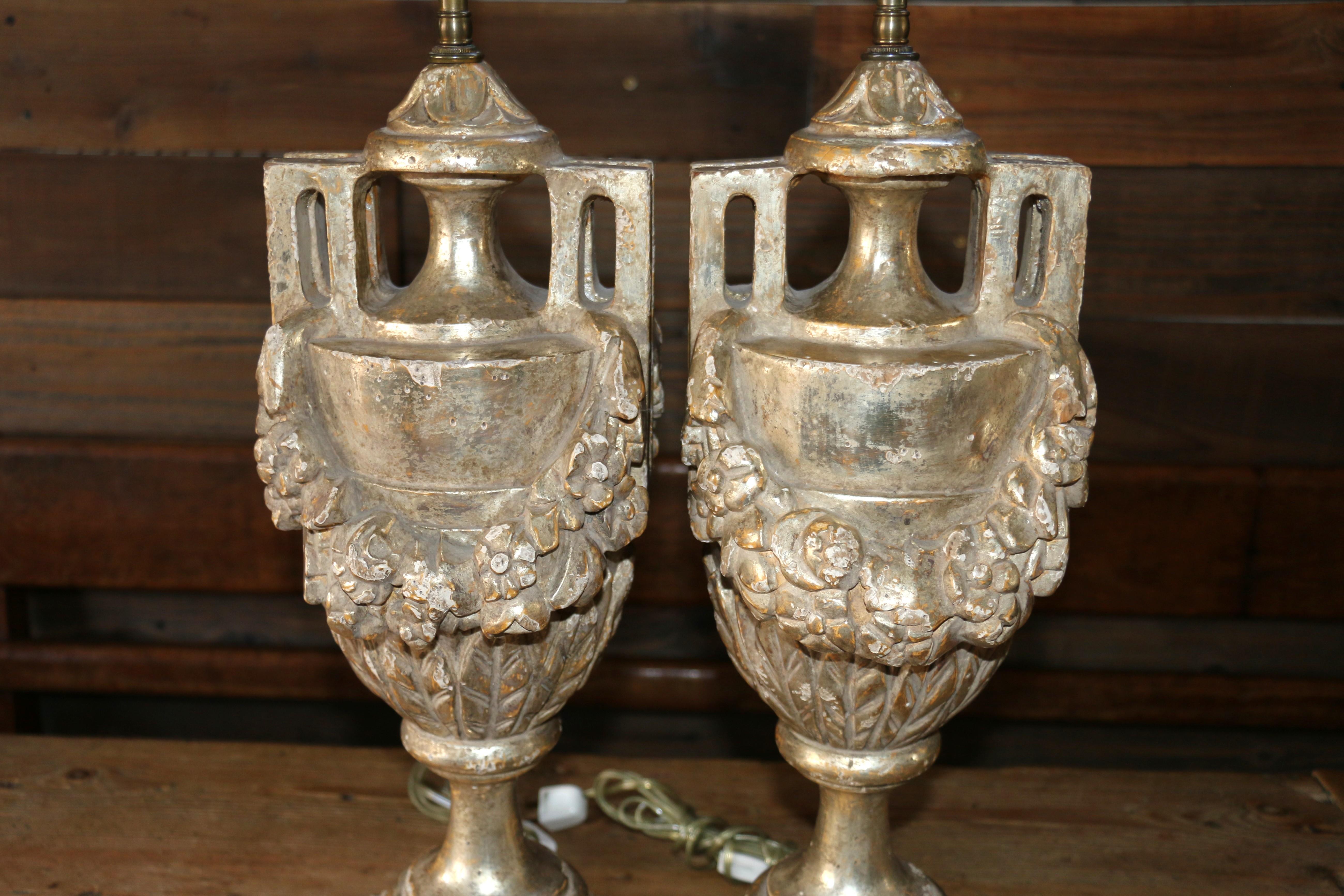 Coppia di lampade da tavolo a urna in stile neoclassico francese in argento intagliato e legno dorato in vendita 1
