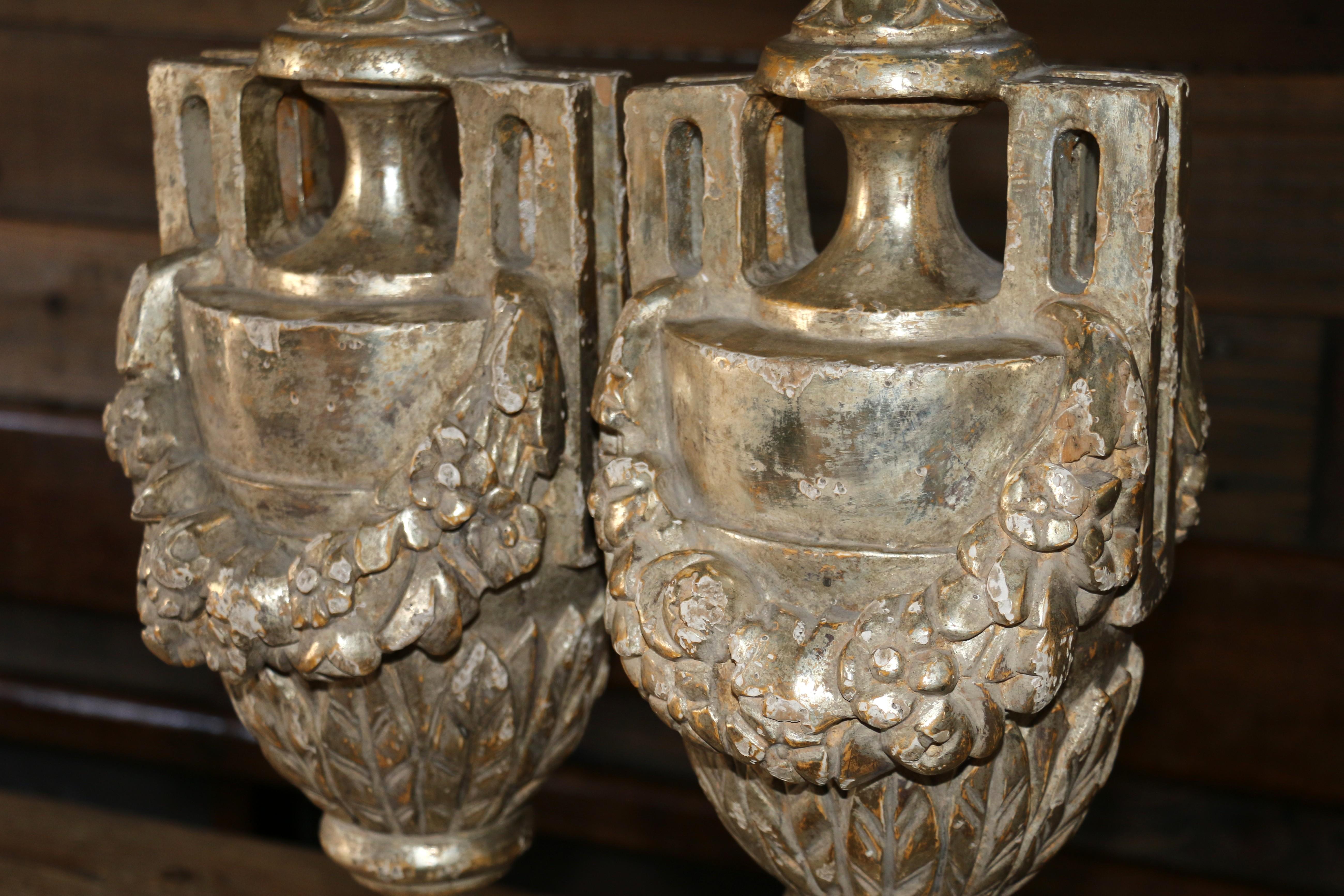 Coppia di lampade da tavolo a urna in stile neoclassico francese in argento intagliato e legno dorato in vendita 2