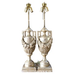 Coppia di lampade da tavolo a urna in stile neoclassico francese in argento intagliato e legno dorato