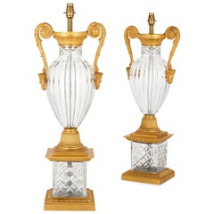 Paire de lampes de style néoclassique français en bronze doré et verre taillé