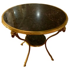 Paire de guéridons de style néoclassique français en bronze doré et marbre