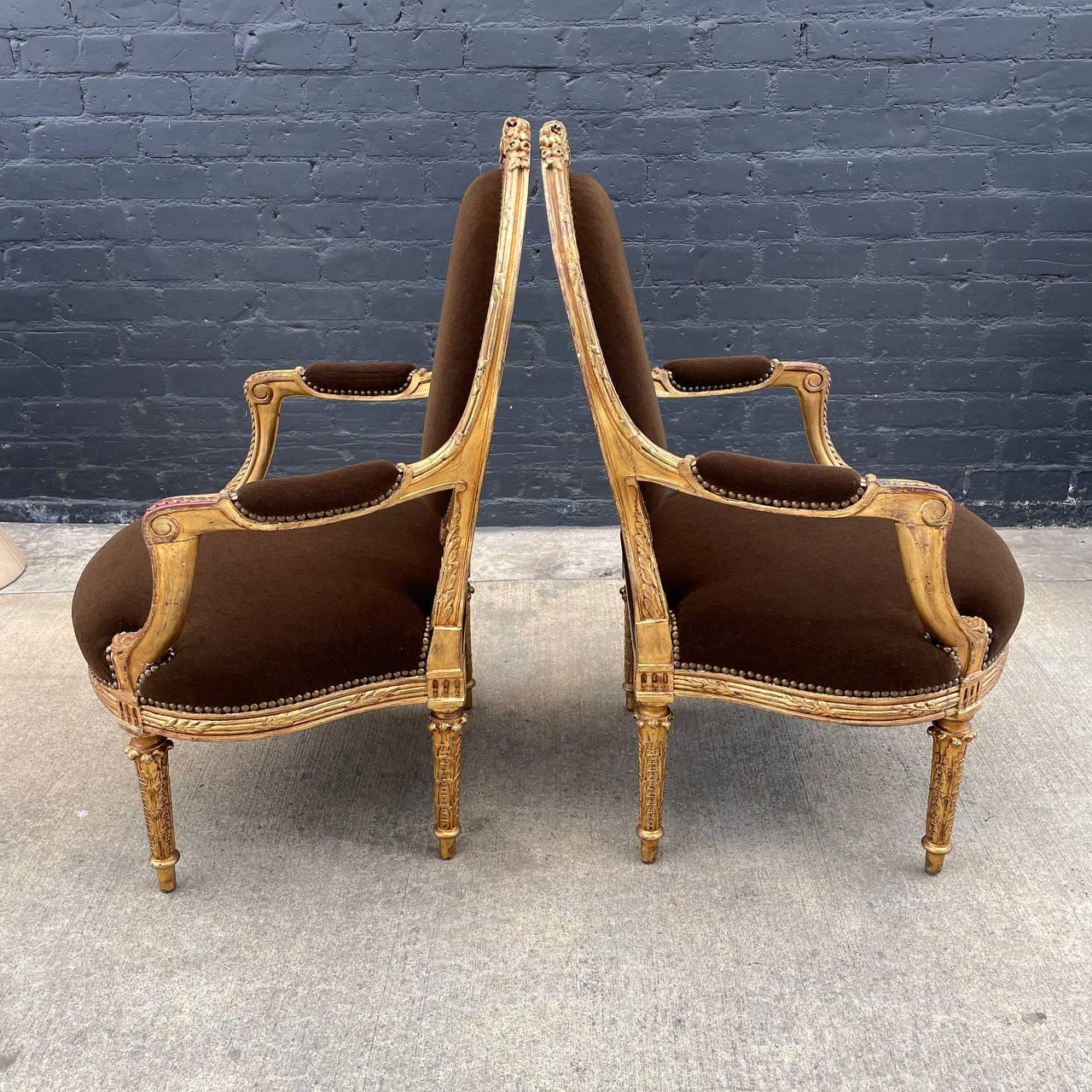 Early 20th Century Pair of French Neoclassical-Style Giltwood Armchairs For Sale