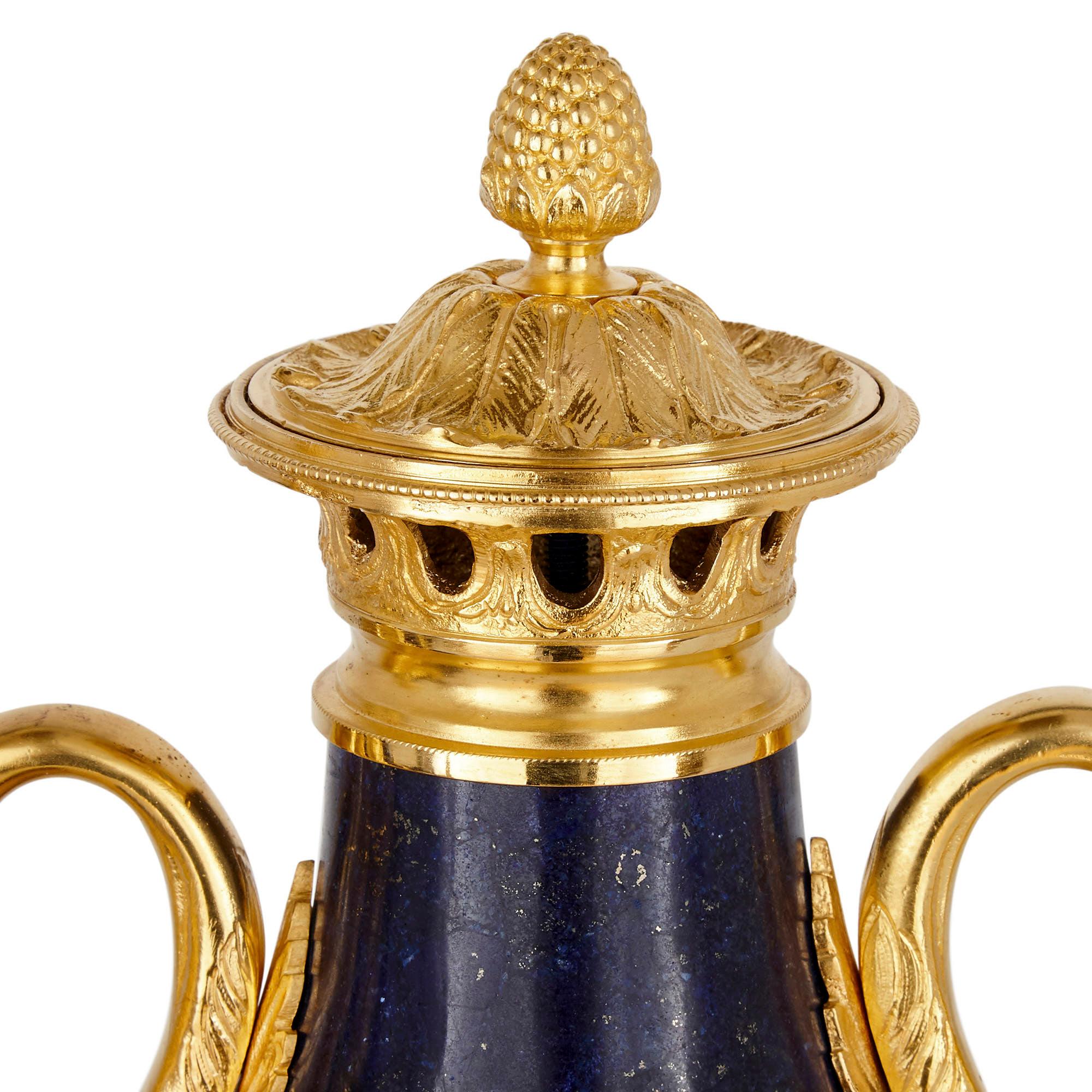 Französische Vasen im neoklassischen Stil aus Lapislazuli und vergoldeter Bronze, Paar (Empire) im Angebot