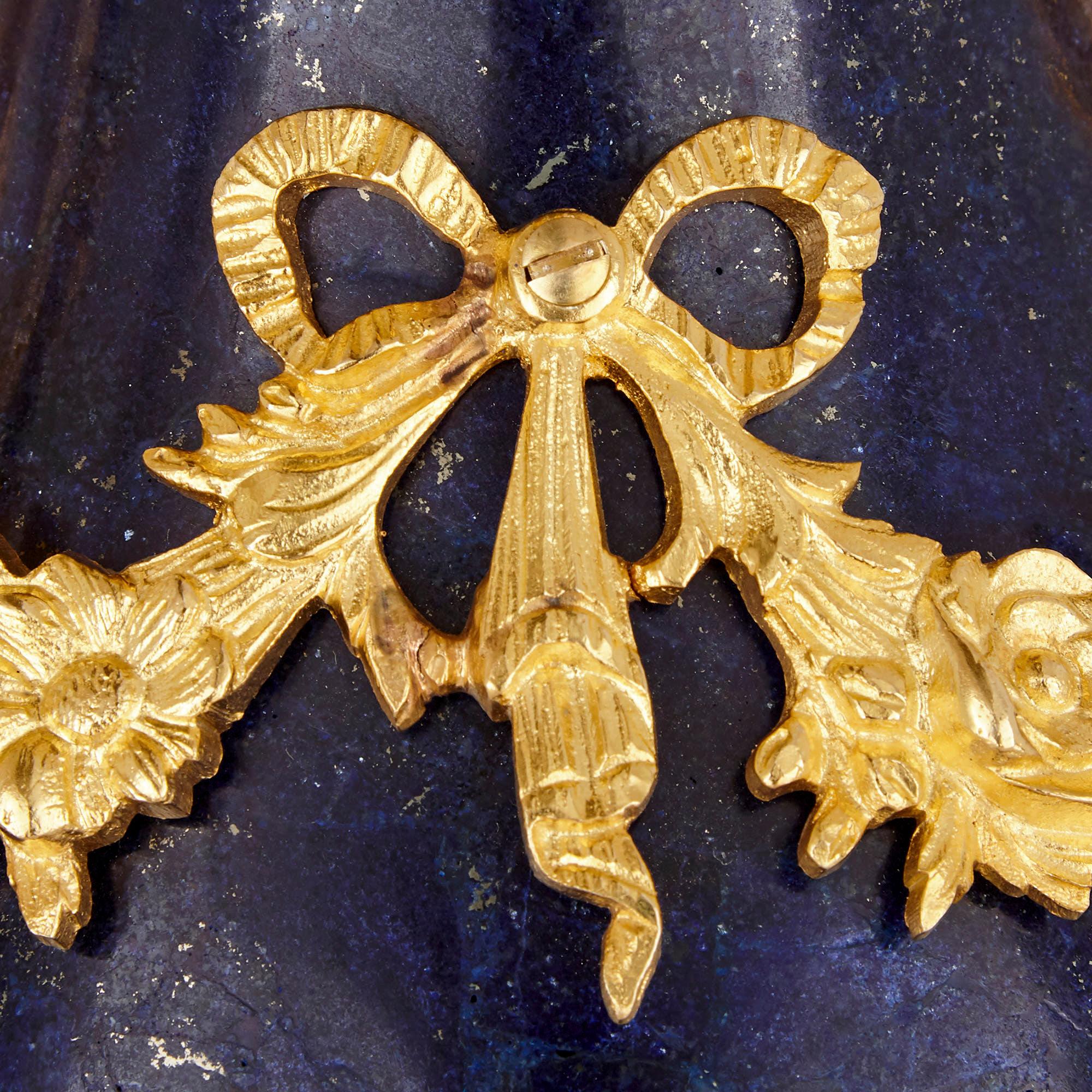 Französische Vasen im neoklassischen Stil aus Lapislazuli und vergoldeter Bronze, Paar (Vergoldet) im Angebot