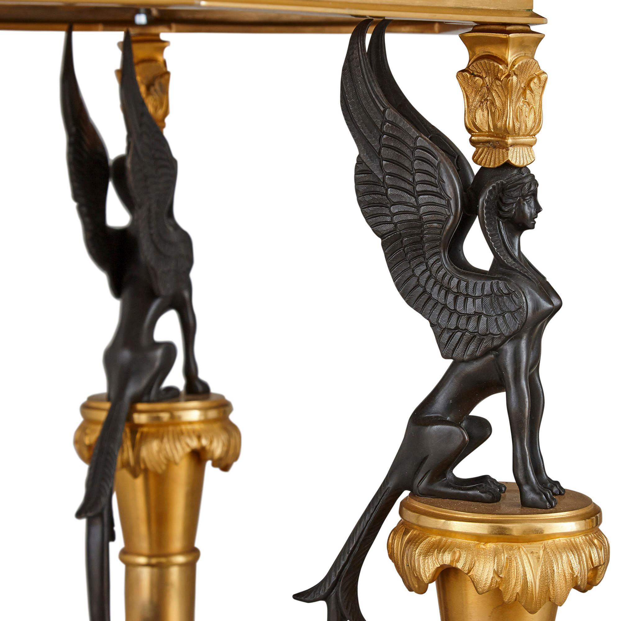 Empire Paire de tables d'appoint de style néoclassique français en malachite et bronze doré en vente