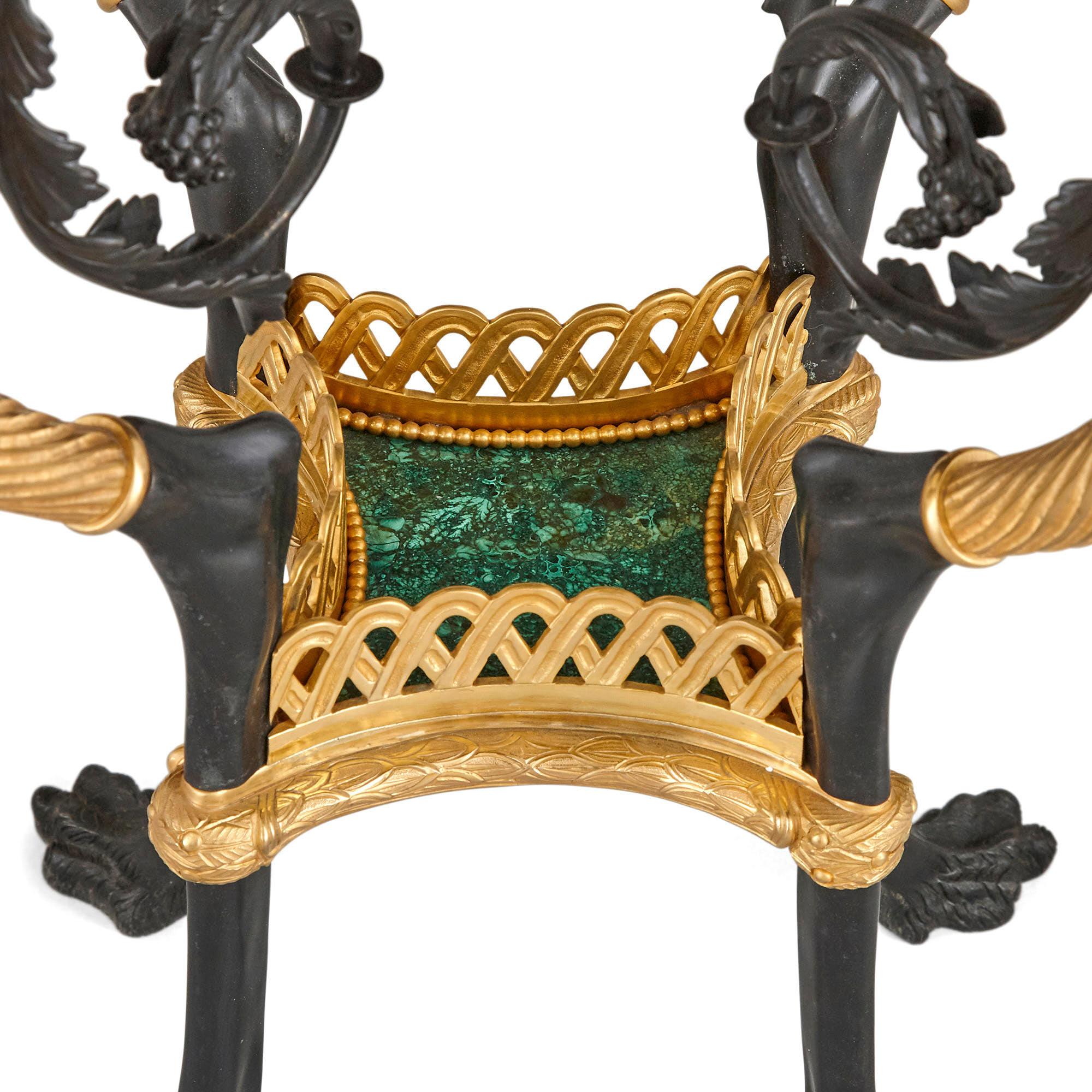 20ième siècle Paire de tables d'appoint de style néoclassique français en malachite et bronze doré en vente