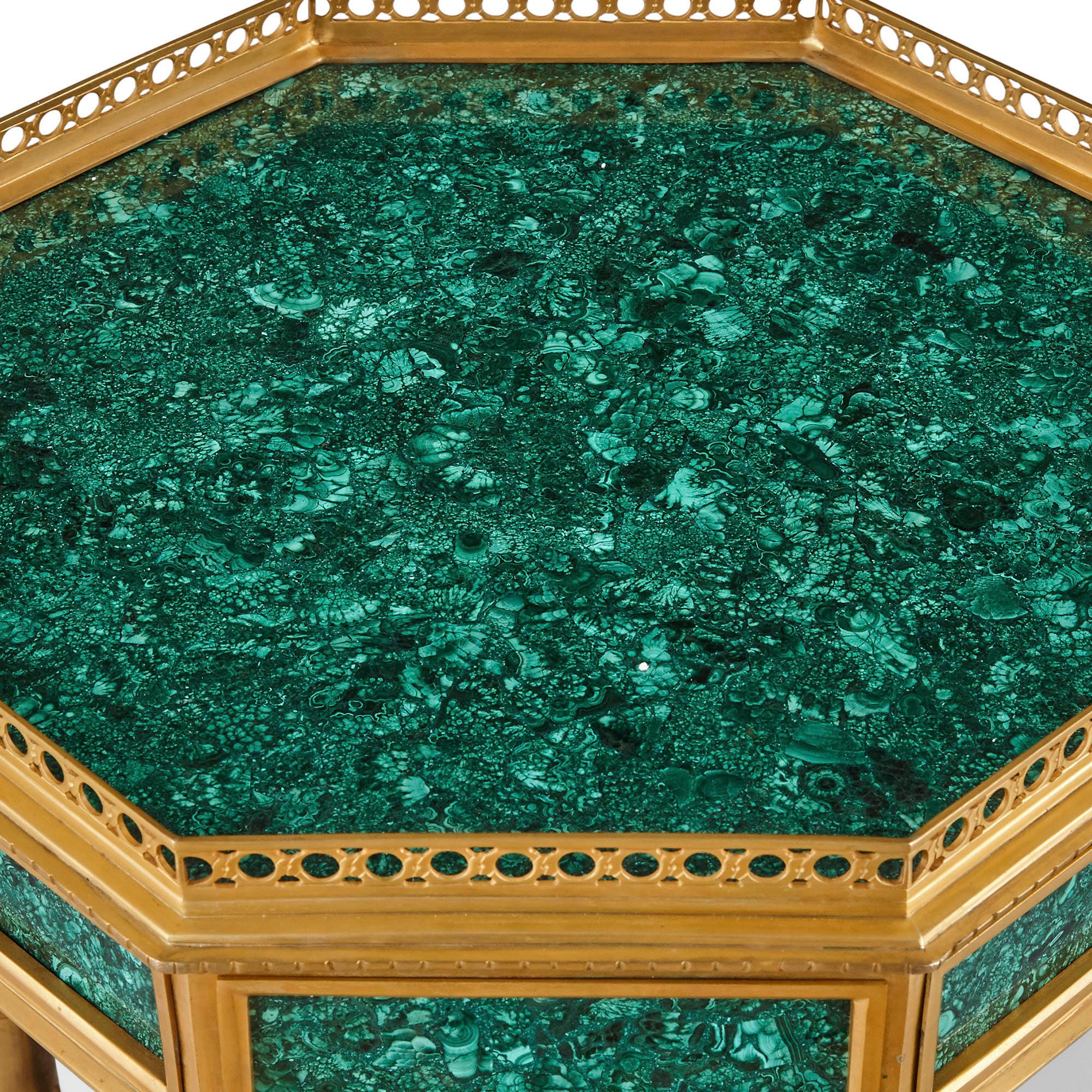 Malachite Coppia di tavolini in stile neoclassico francese in malachite e bronzo dorato in vendita