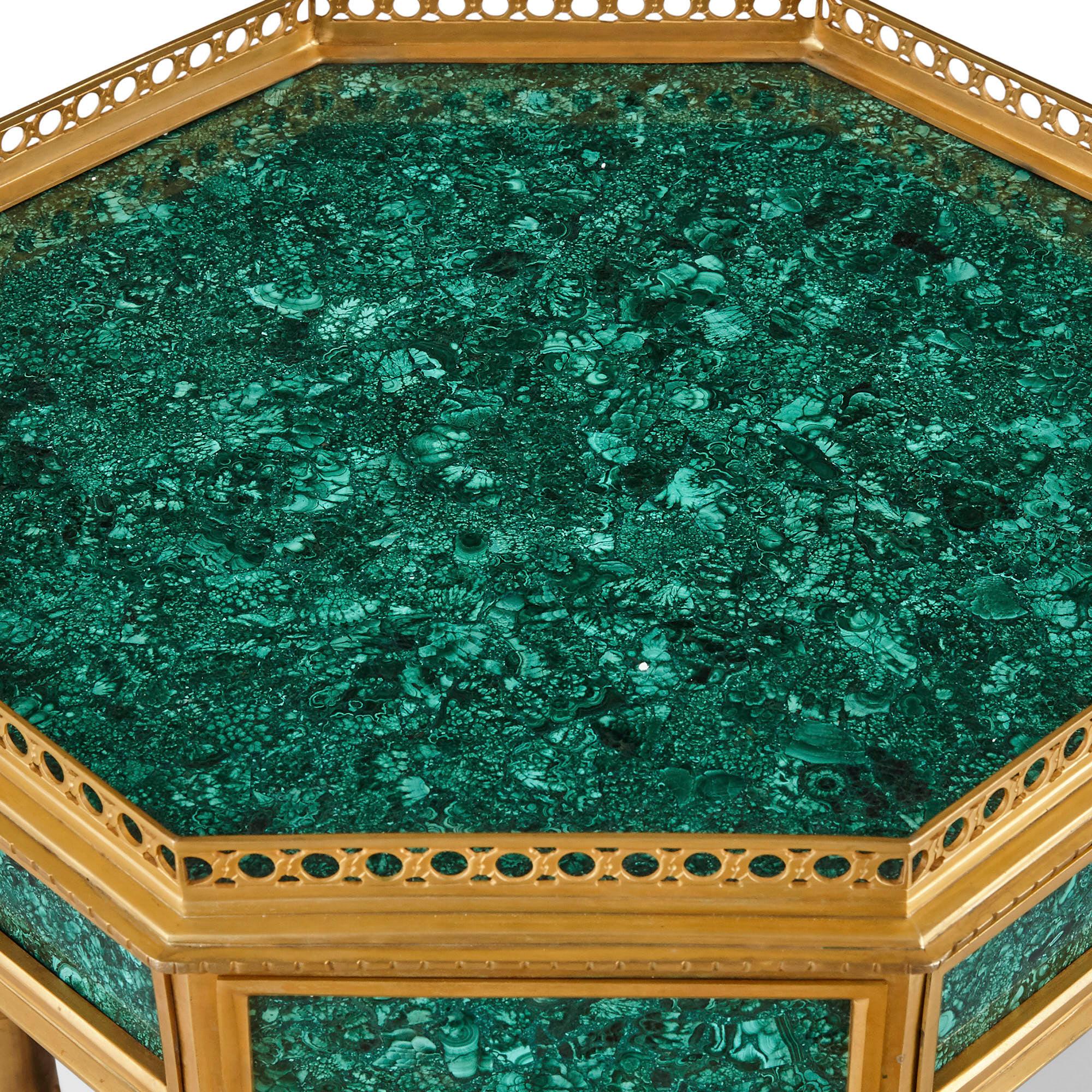 Malachite Paire de tables d'appoint de style néoclassique français en malachite et bronze doré en vente