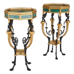 Paire de tables d'appoint de style néoclassique français en malachite et bronze doré