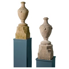 Paire d'urnes en marbre de style néoclassique français