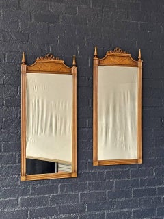 Paire de miroirs de style néoclassique français avec écusson en ruban