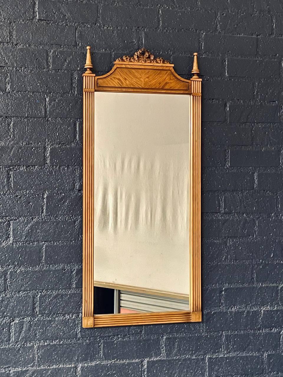 Neoclassico Coppia di specchi in stile neoclassico francese con stemma a nastro in vendita