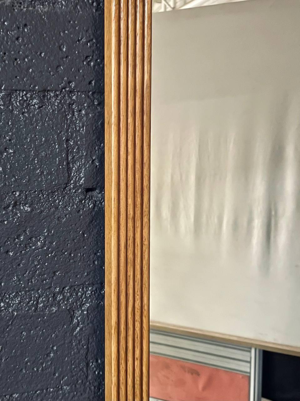 Coppia di specchi in stile neoclassico francese con stemma a nastro in vendita 1