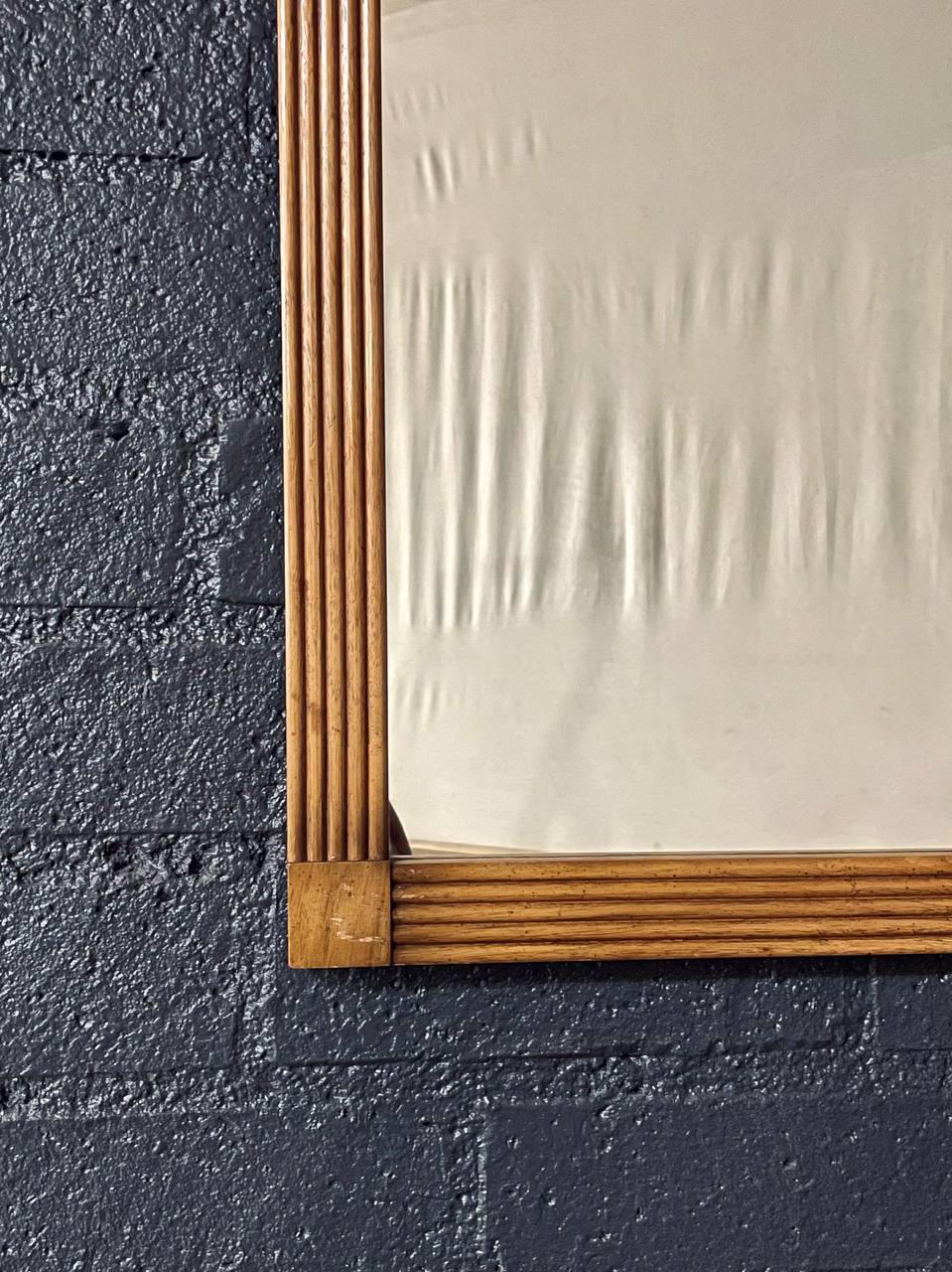 Coppia di specchi in stile neoclassico francese con stemma a nastro in vendita 2