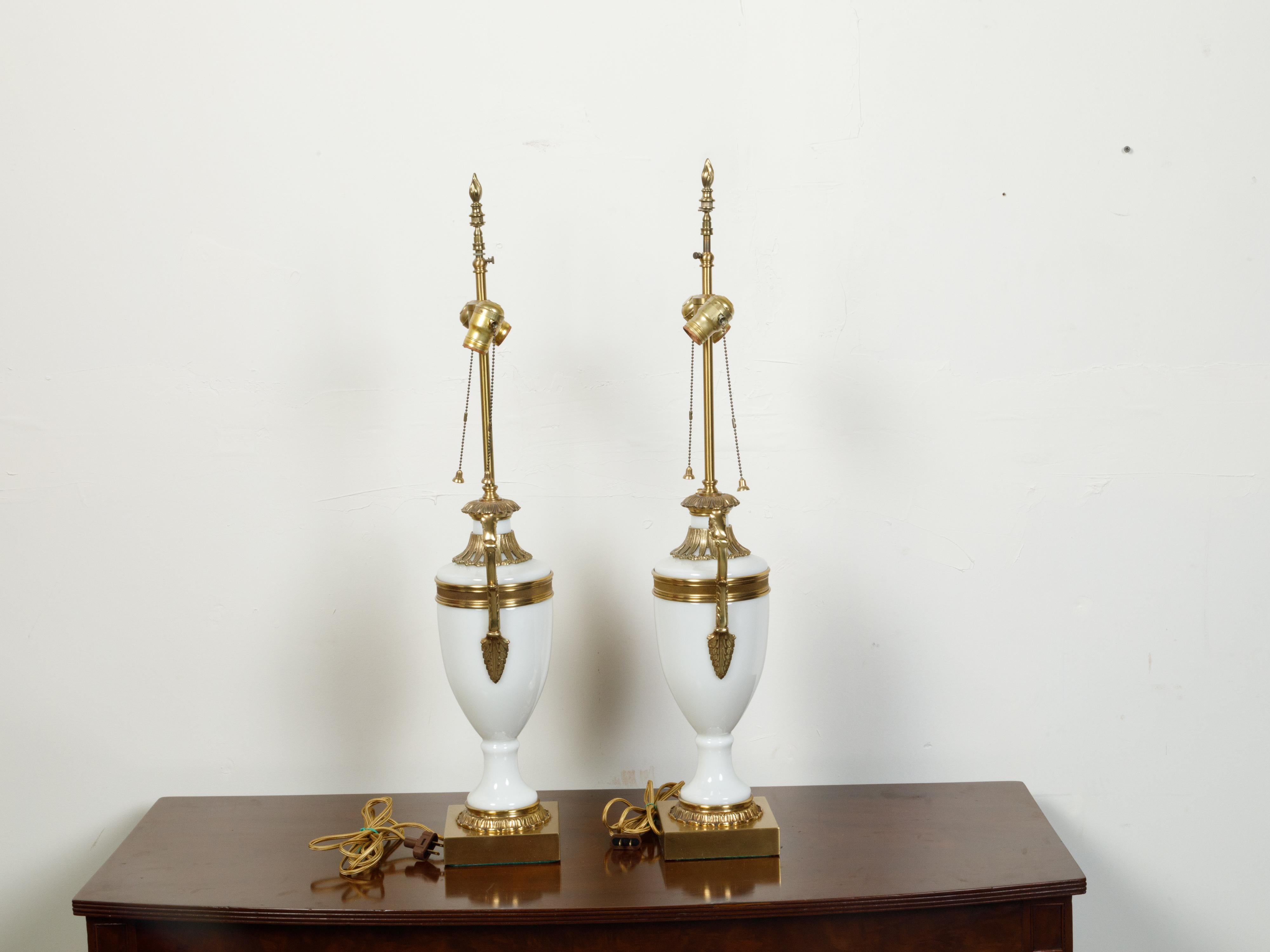 Neoclassico Coppia di lampade da tavolo in vetro opalino in stile neoclassico francese con accenti in ottone in vendita