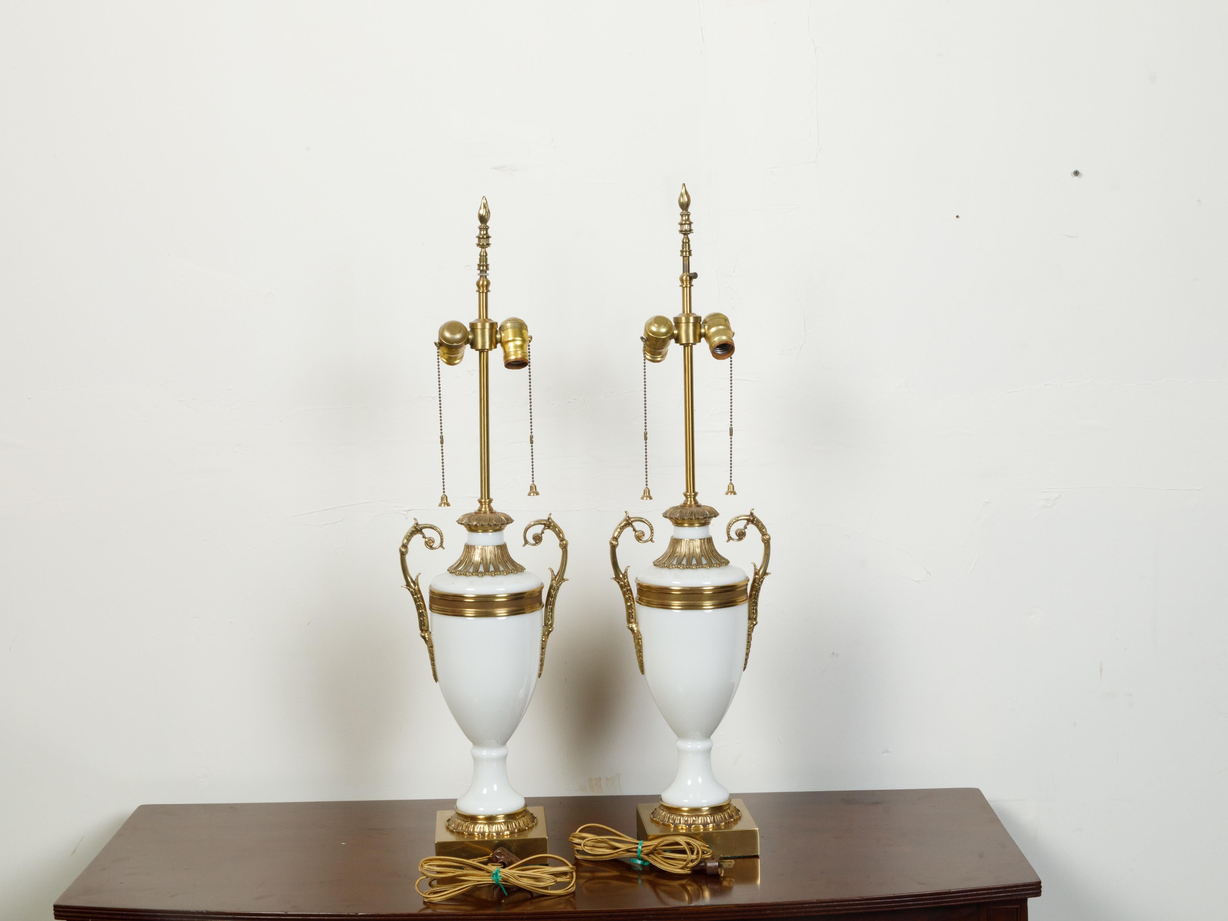 Français Paire de lampes de bureau de style néoclassique français en verre opalin avec accents en laiton en vente