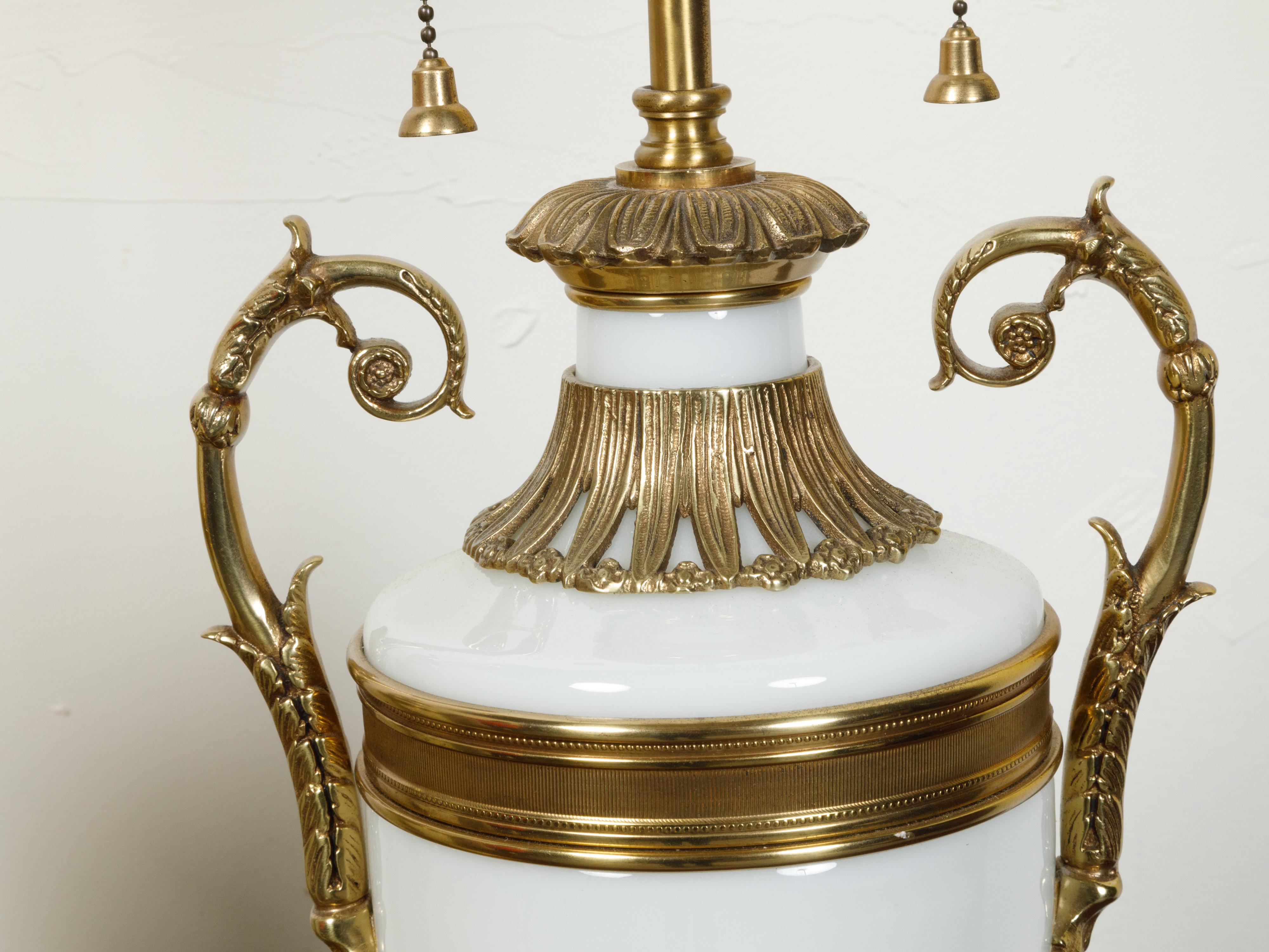 20ième siècle Paire de lampes de bureau de style néoclassique français en verre opalin avec accents en laiton en vente