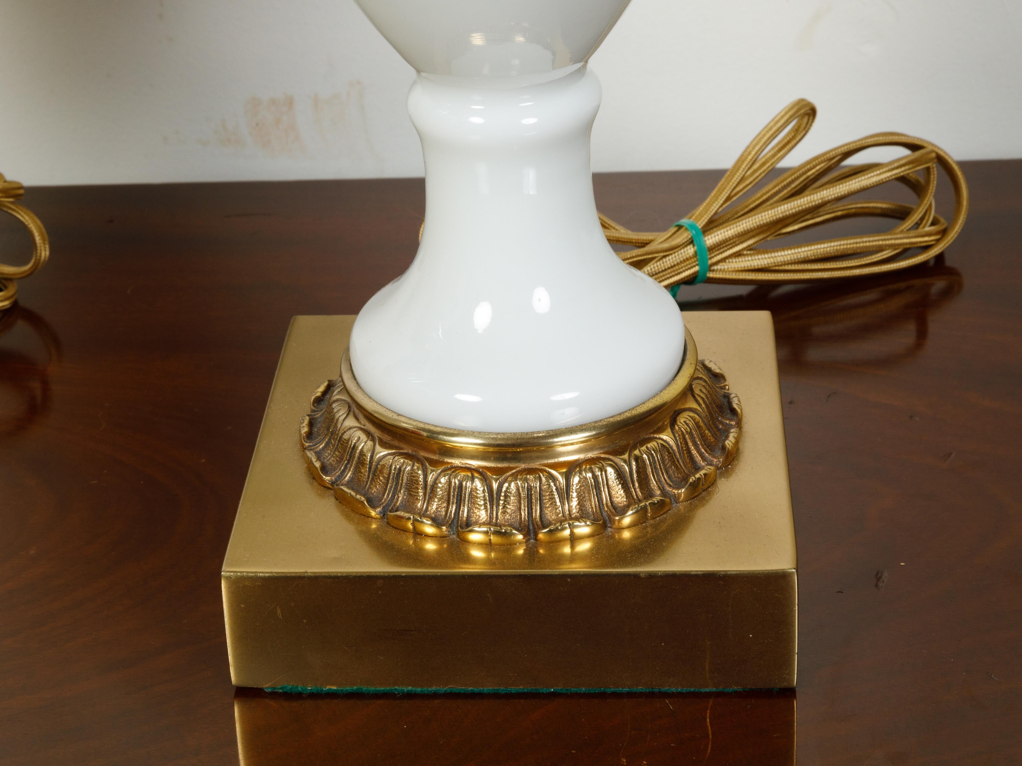 Laiton Paire de lampes de bureau de style néoclassique français en verre opalin avec accents en laiton en vente