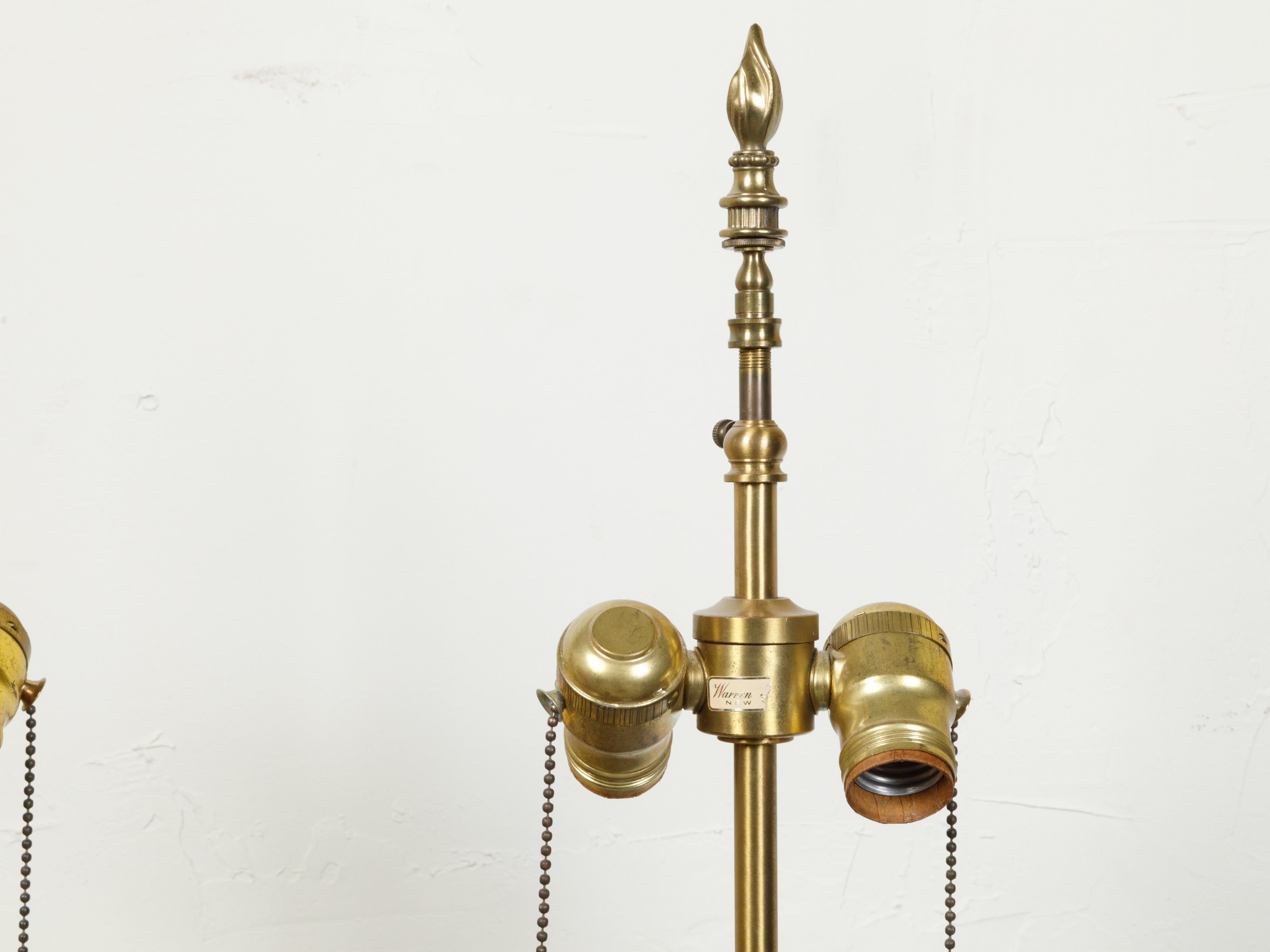 Coppia di lampade da tavolo in vetro opalino in stile neoclassico francese con accenti in ottone in vendita 1
