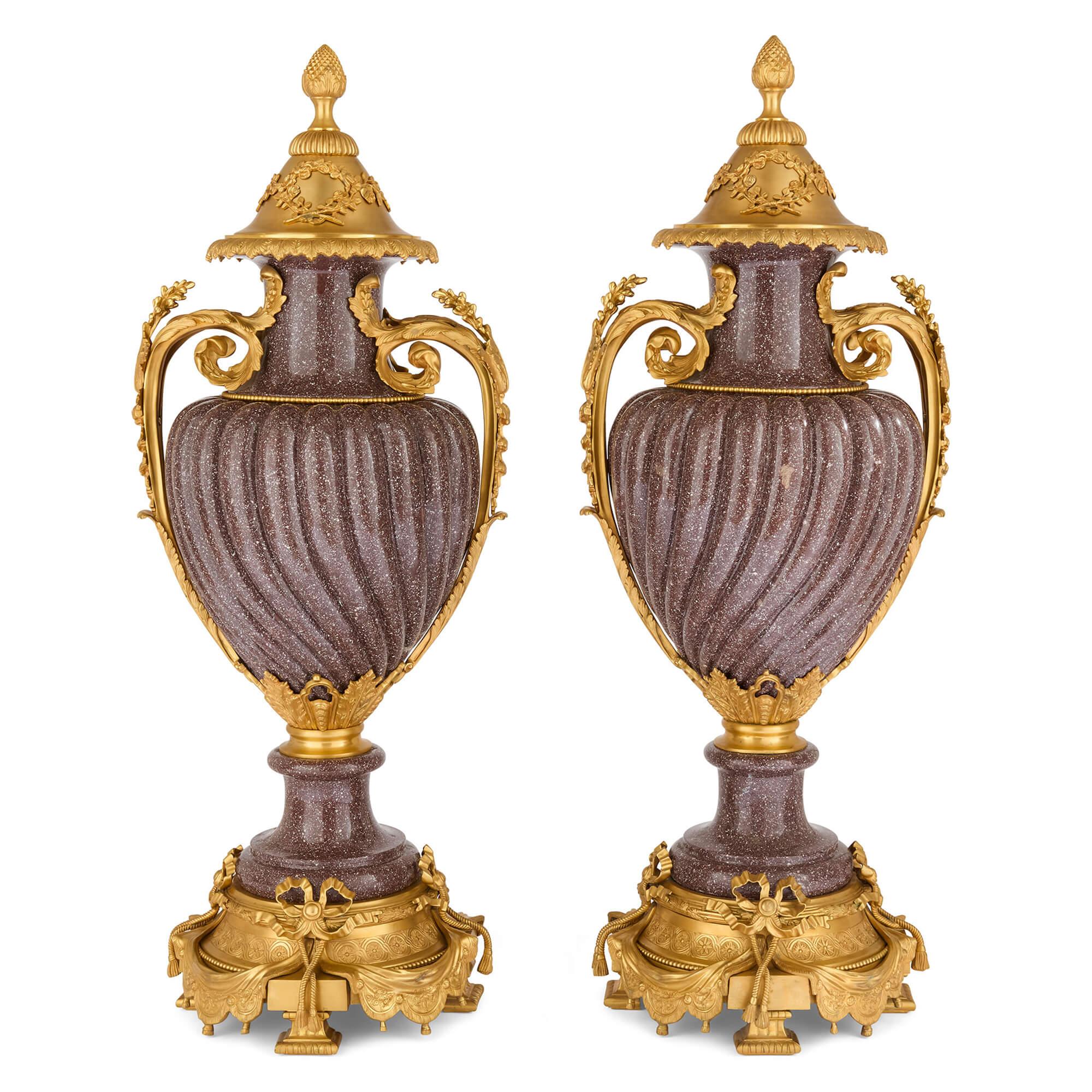 Coppia di vasi in porfido montati in ormolu in stile neoclassico francese
Francese, XX secolo 
Altezza 125cm, larghezza 48cm, profondità 38cm

Eleganza senza tempo e ispirata al design neoclassico, questa straordinaria coppia di vasi mette in mostra