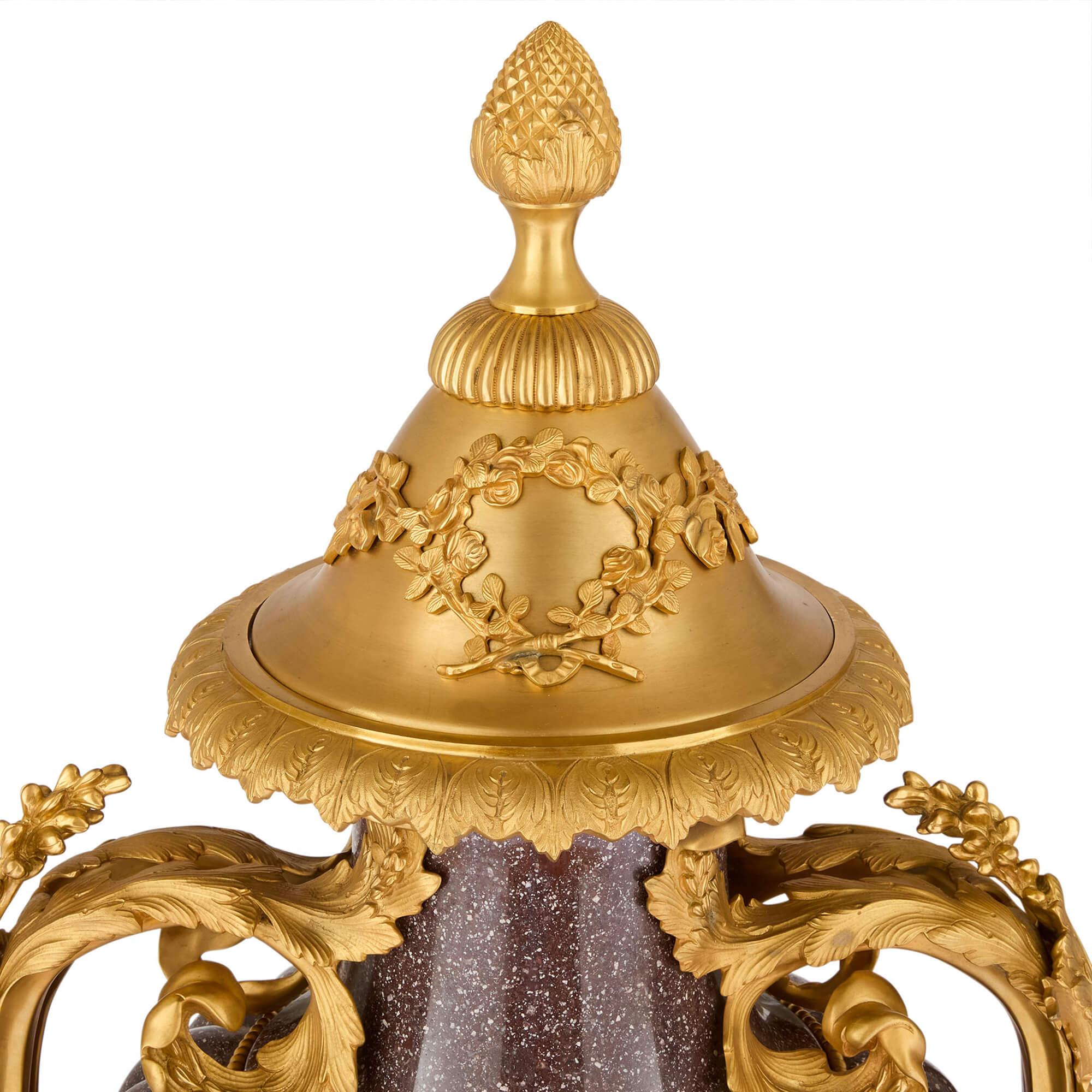 Neoclassico Coppia di vasi in porfido montati in stile neoclassico francese in vendita